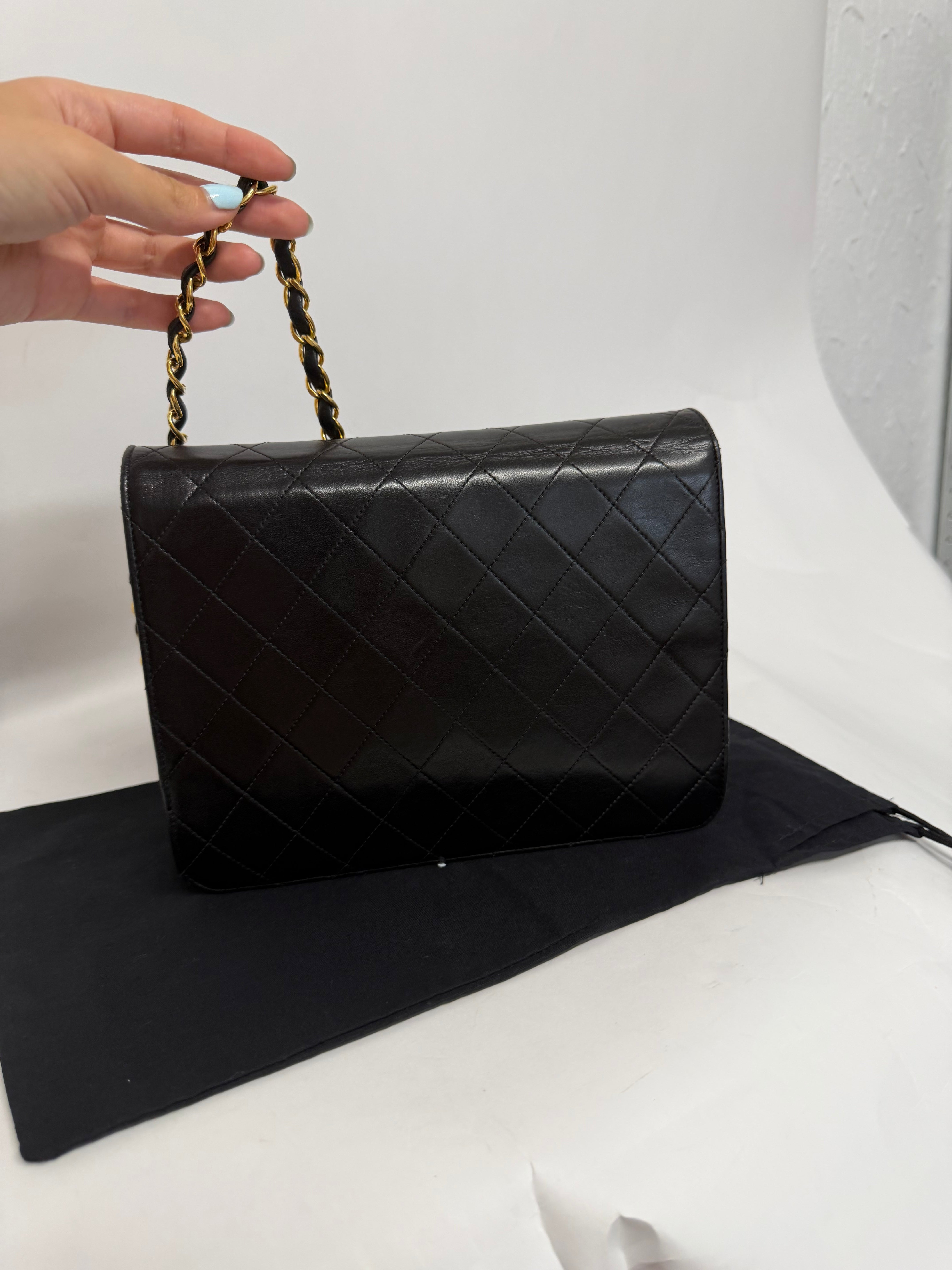 Chanel timeless Push Lock 22 Matelassé Cadena Piel Cordero Negra