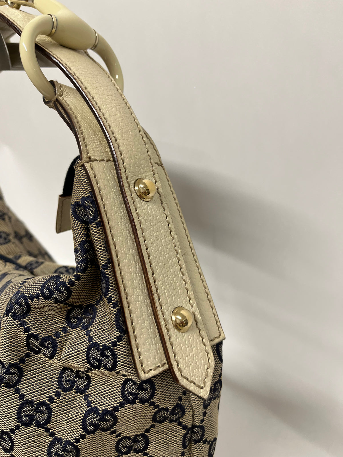 Gucci Horsebit Hobo Lona GG Azul Marino con Asa en Resina Marfil