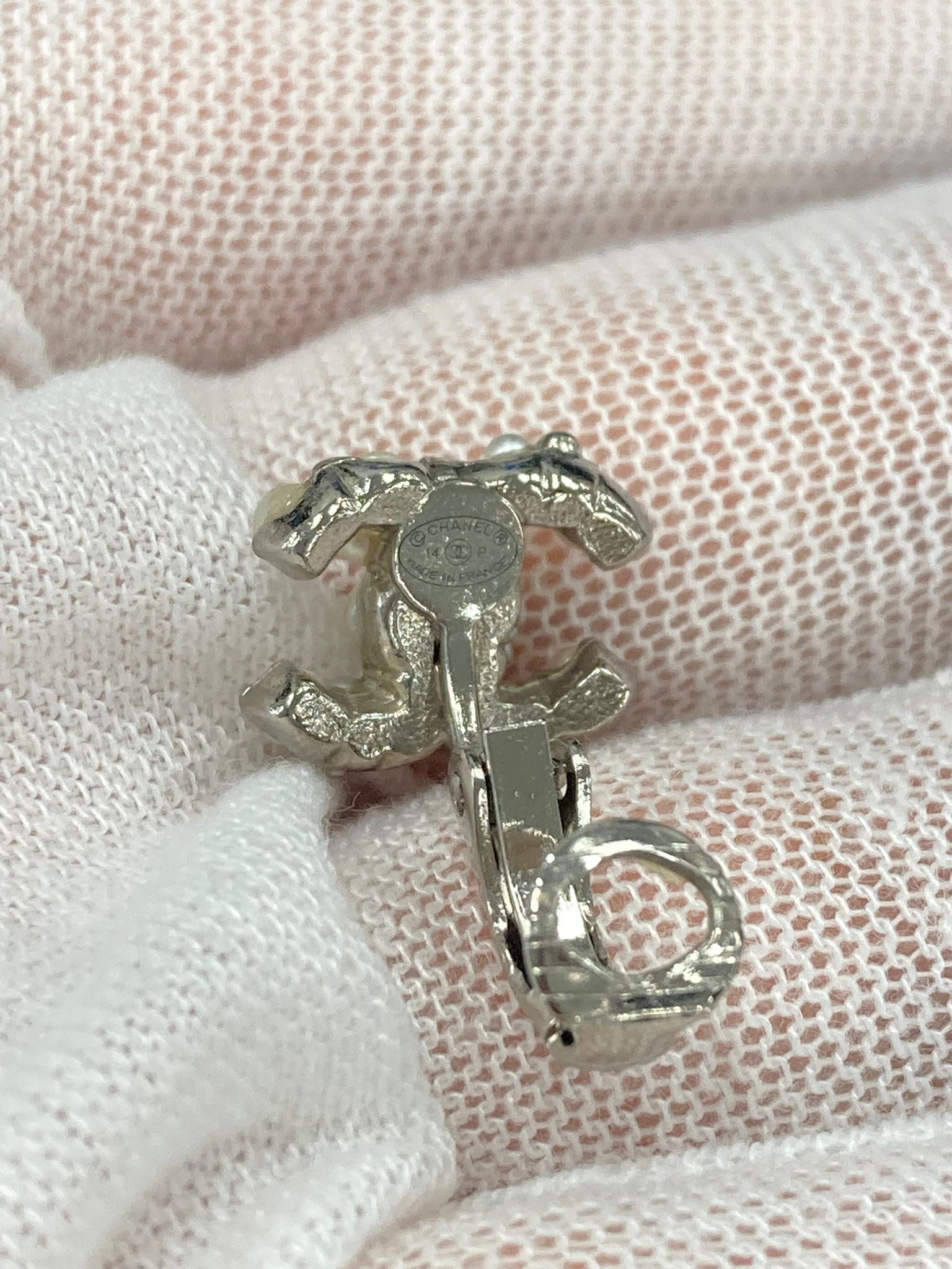 Pendientes Chanel Vintage Coco Mark en plata con perlas colección 05V
