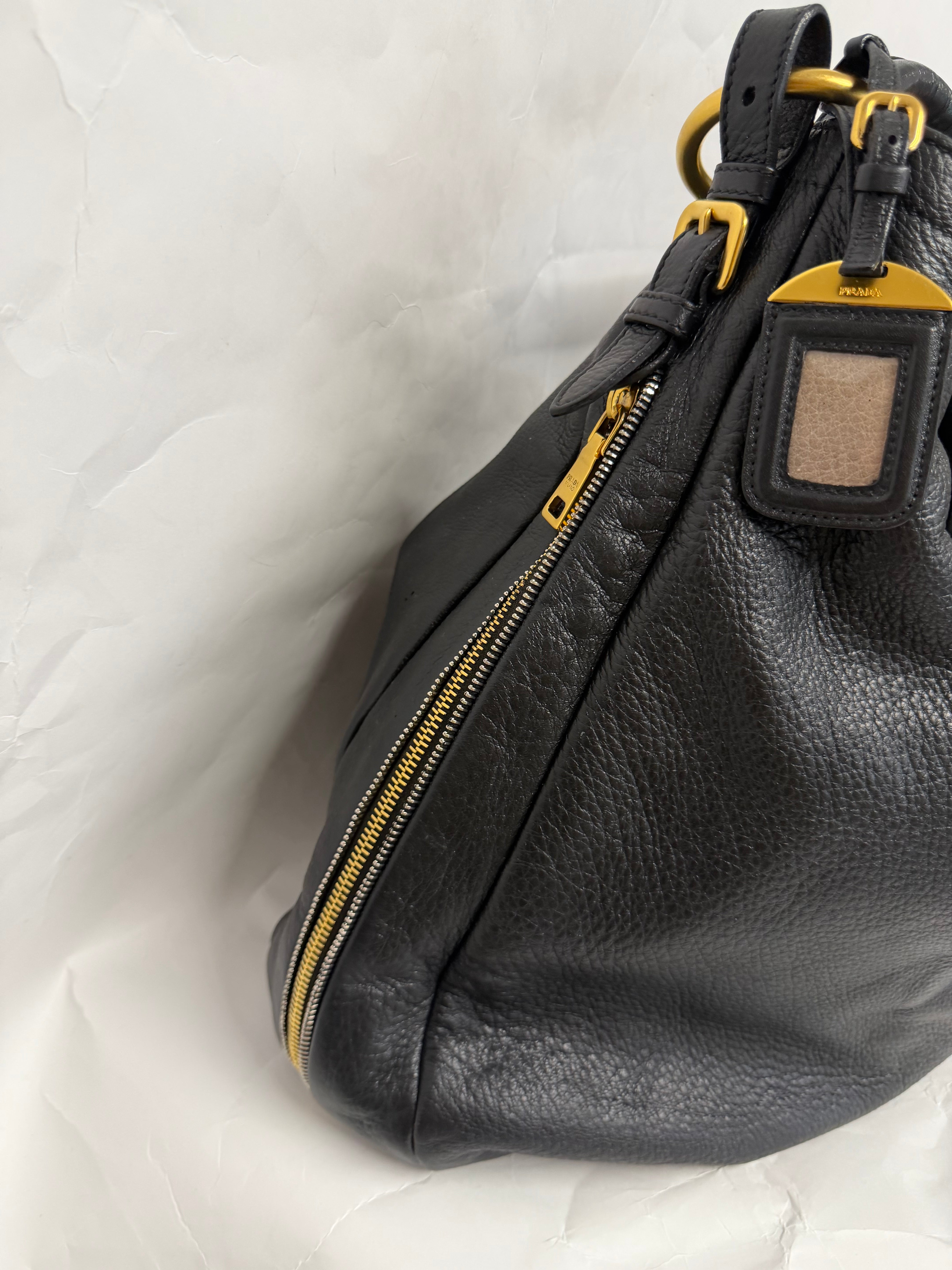 Prada Hobo Oversized en piel negra granulada
