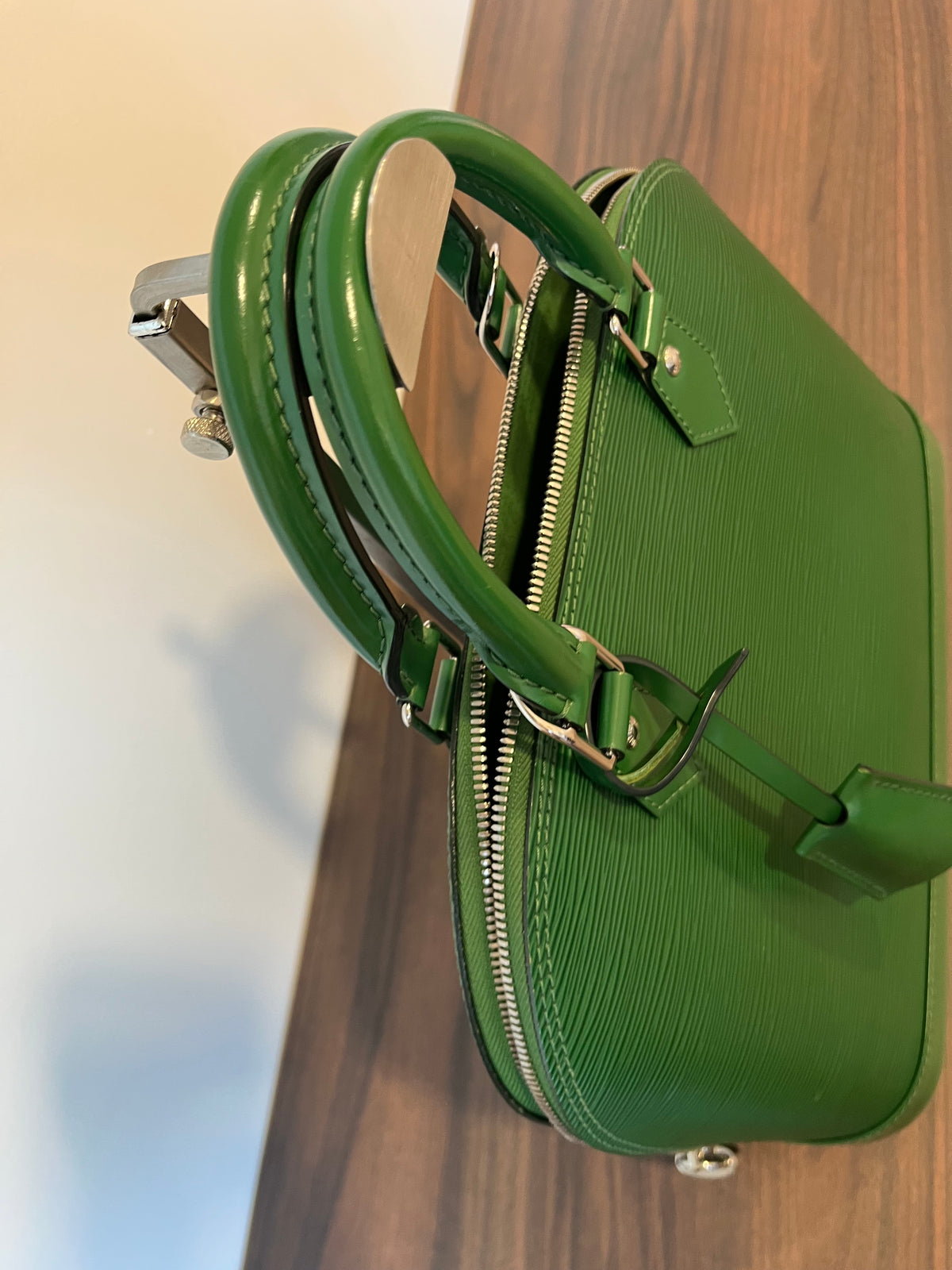 Louis Vuitton Alma PM Piel Epi Verde · Herrajes Plata · con Candado y Clochette