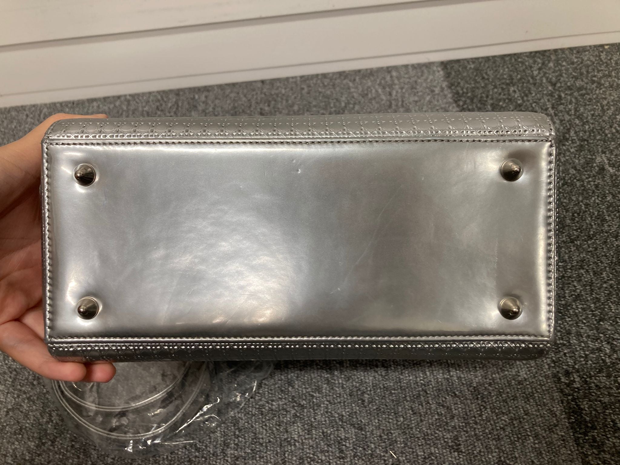 Christian Dior Lady Dior Cannage – Piel plateada