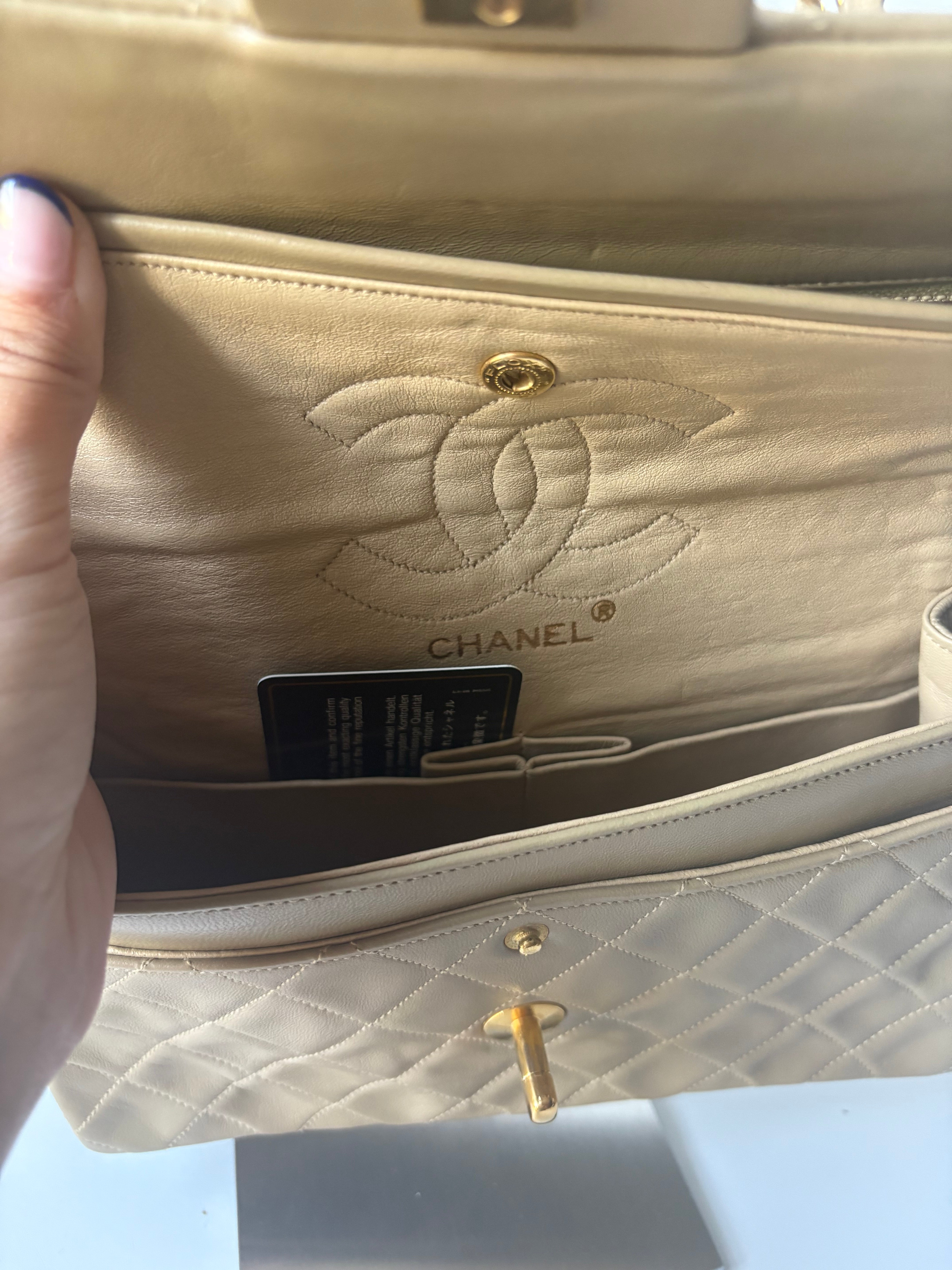 Chanel Timeless Double Flap 22 Beige en piel de cordero