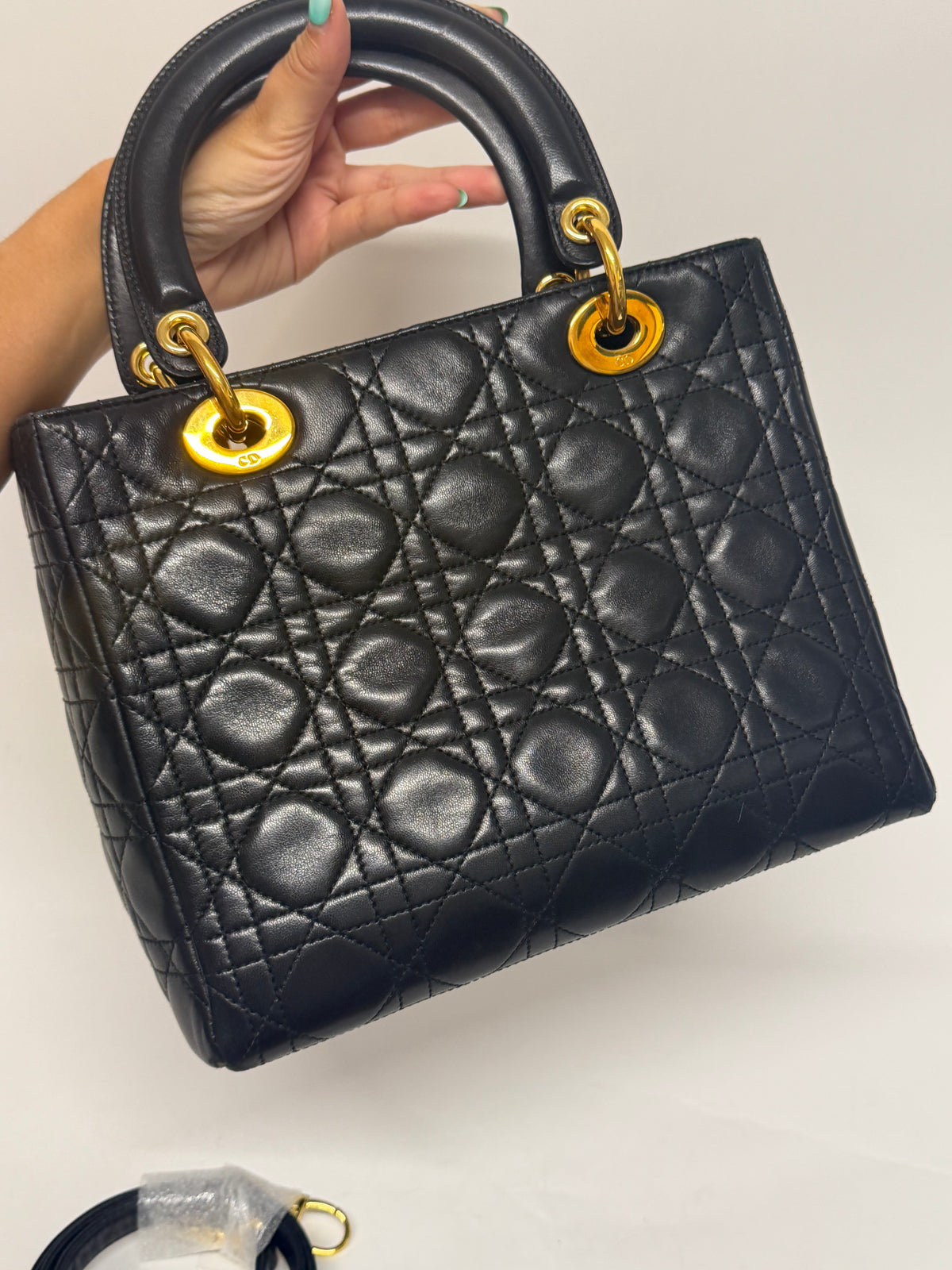 Dior Lady Dior Medium Piel Cordero Negra Cannage con bandolera