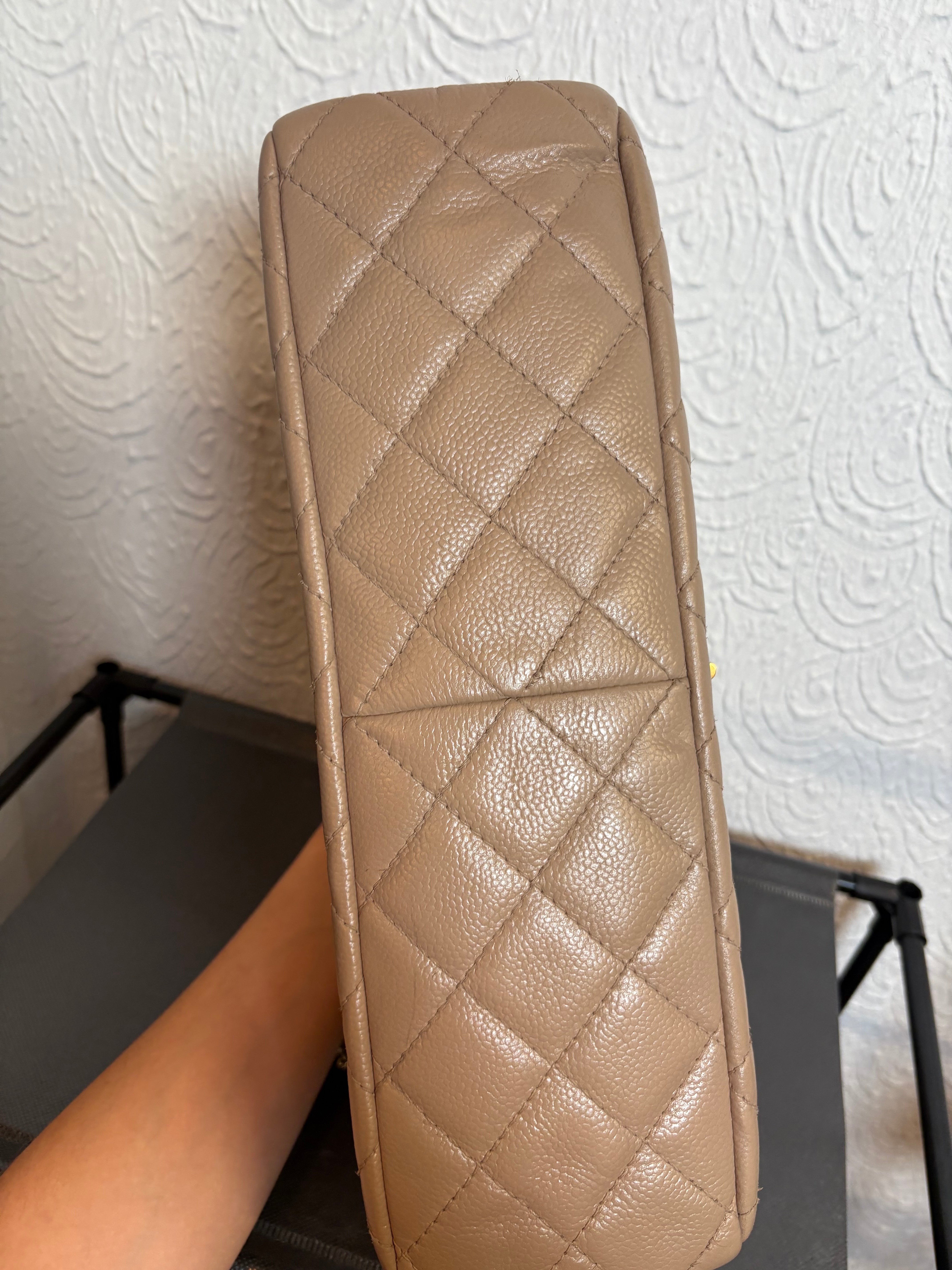 CHANEL 2.55 Double Flap Beige Caviar Cadena Doble Dorada