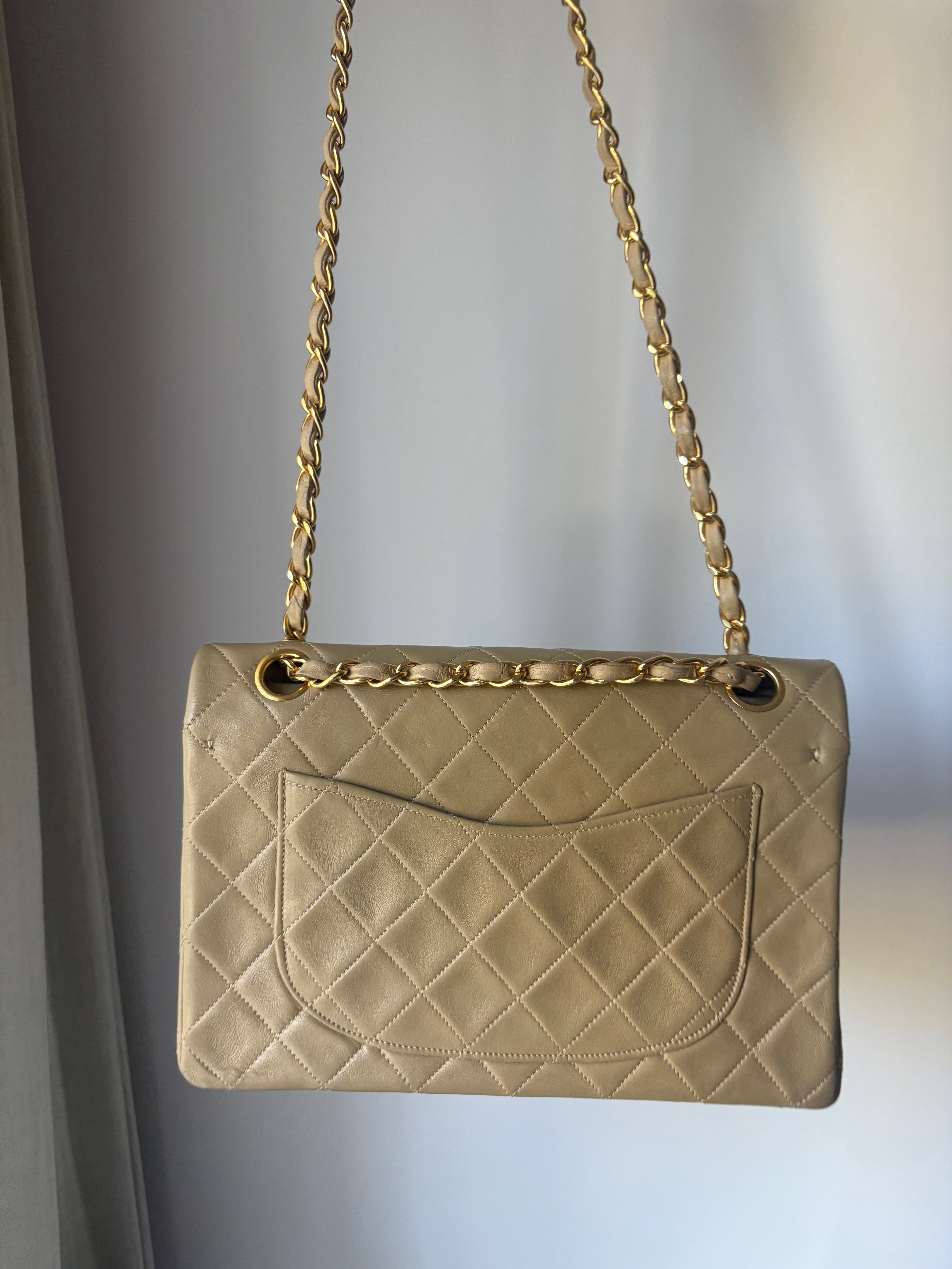 Chanel Timeless Double Flap 22 Beige en piel de cordero