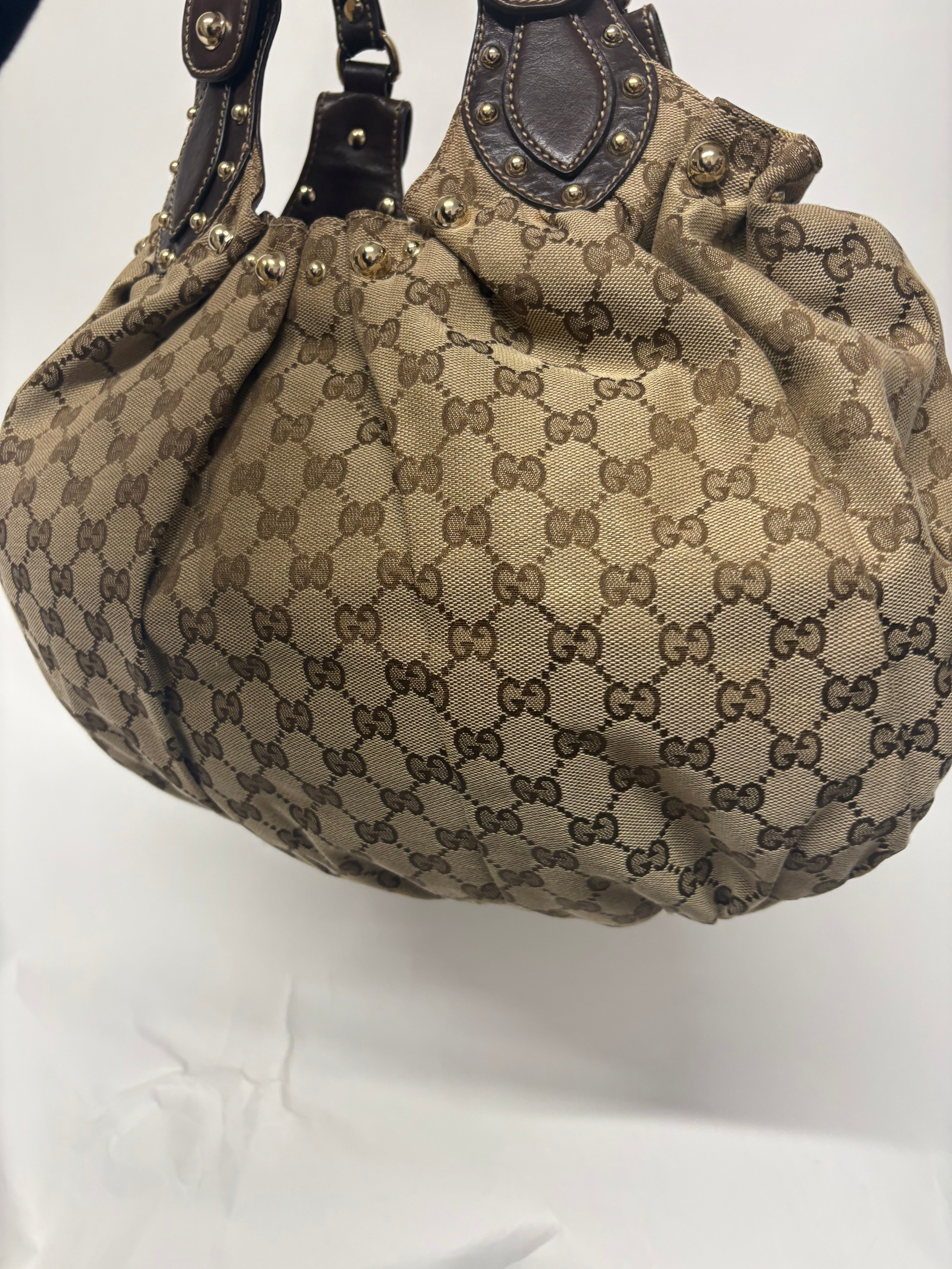 Gucci Pelham Tote GG Supreme Beige con Asas de Piel Marrón y Tachuelas Doradas mediano