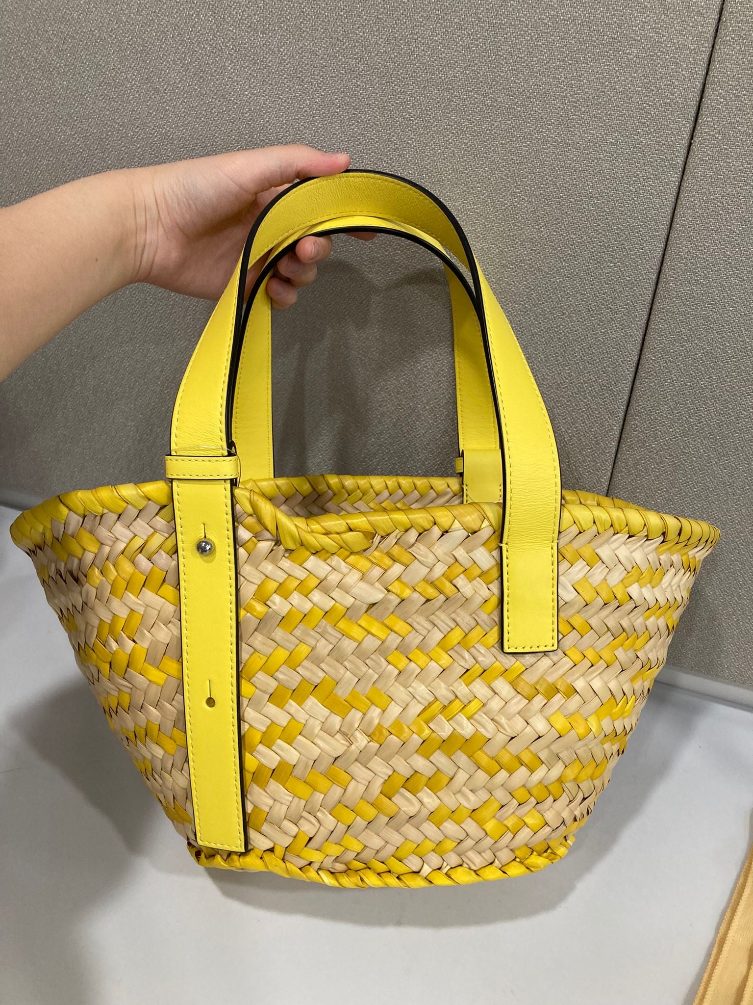 Loewe Paula’s Ibiza Basket Small Rafia amarilla