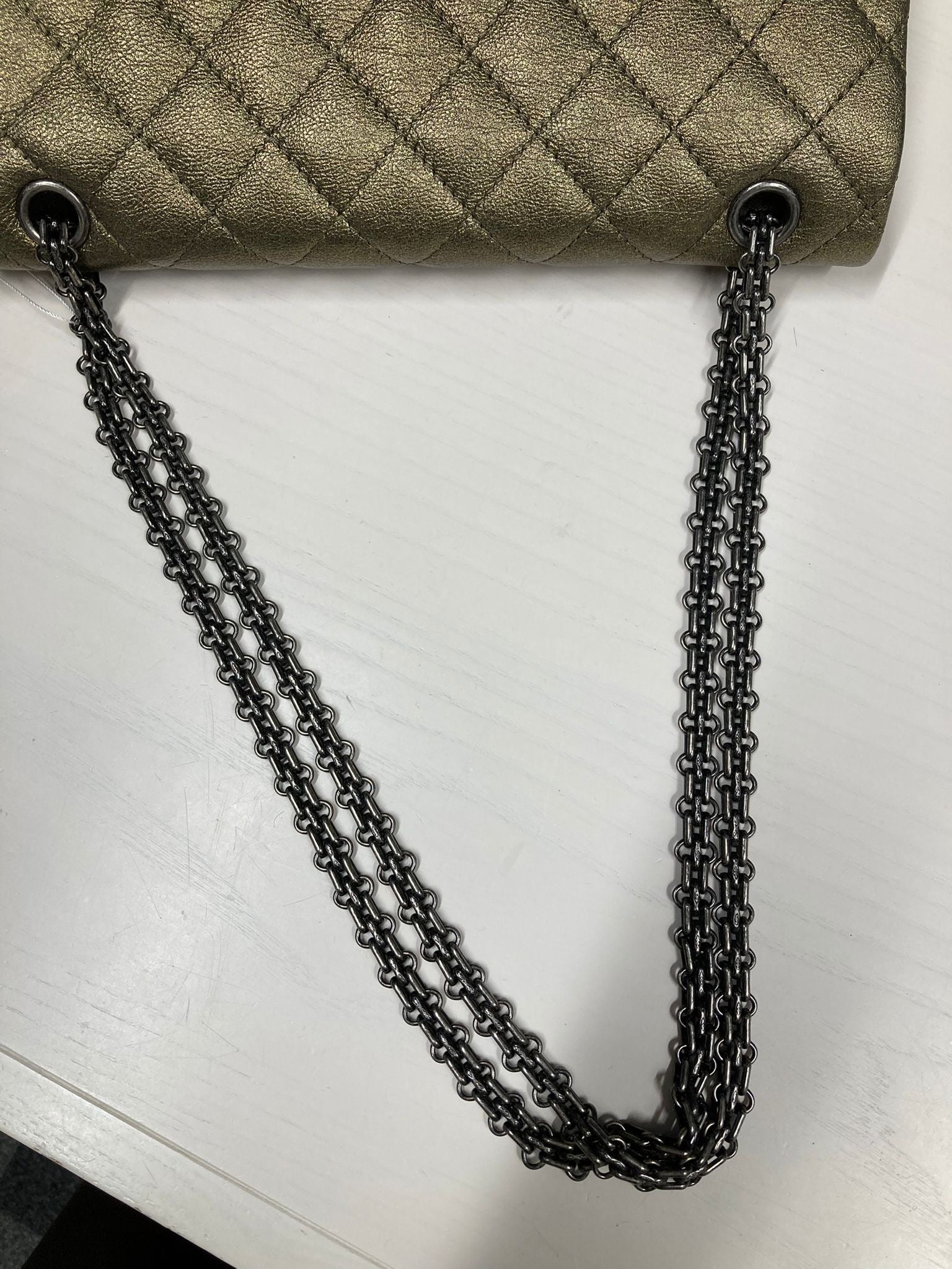 Chanel 2.55 Double Flap 28 en Piel de Ternera Verde Metalizado con Herrajes Gris/Negro