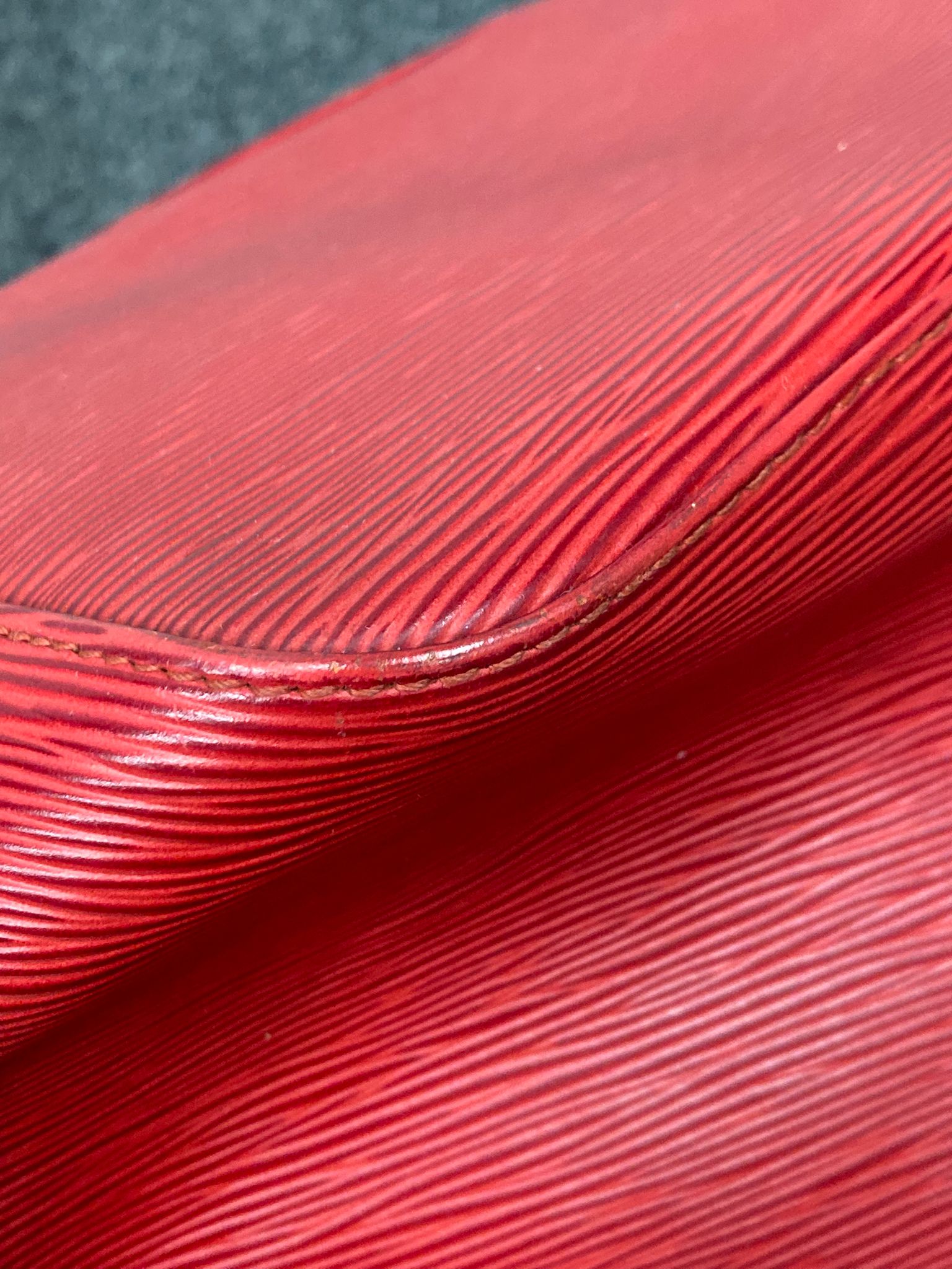 Louis Vuitton Noé Petit en piel Epi roja