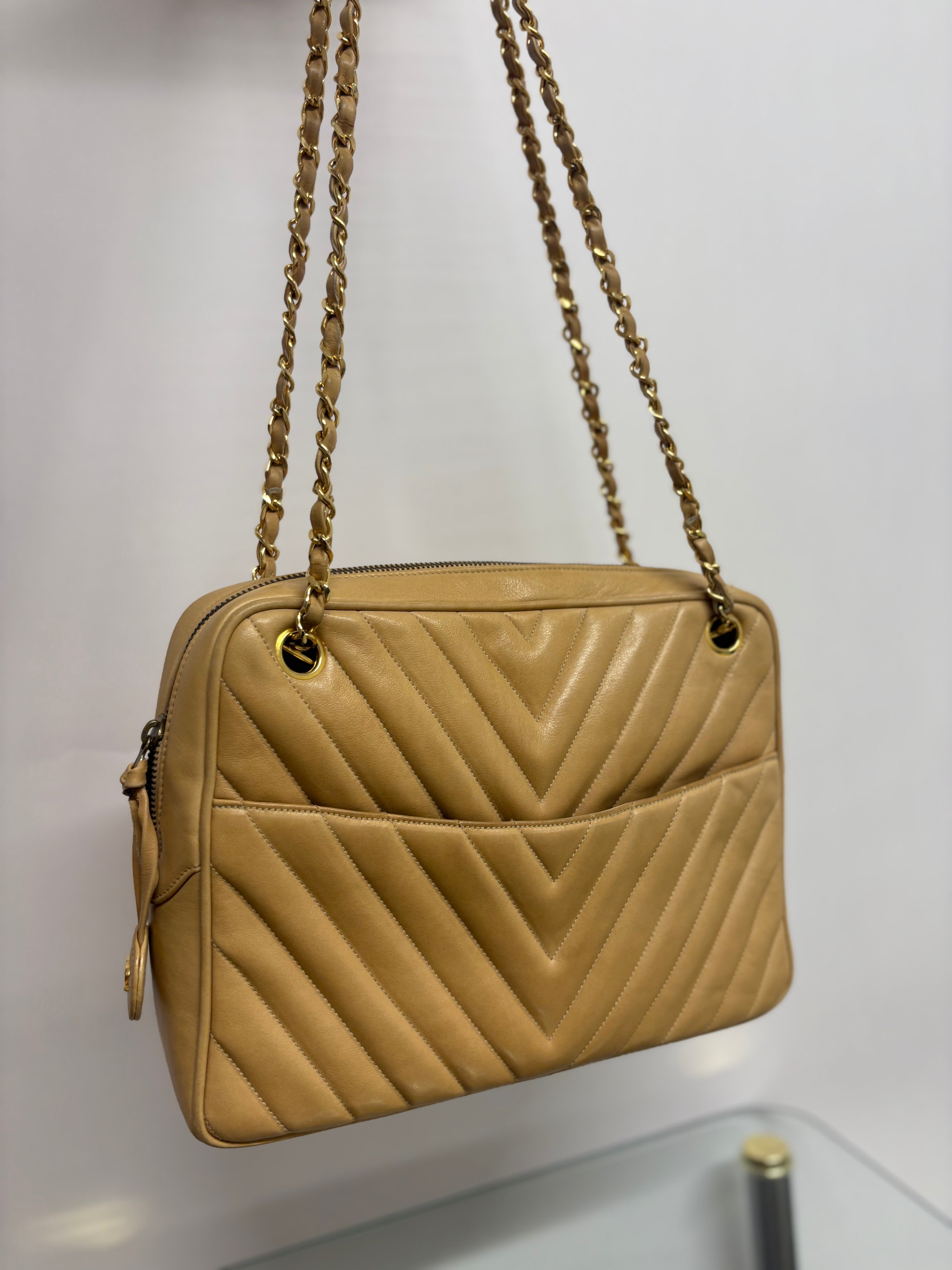 CHANEL V-Stitch Shoulder Bag Piel beige acolchada Chevron