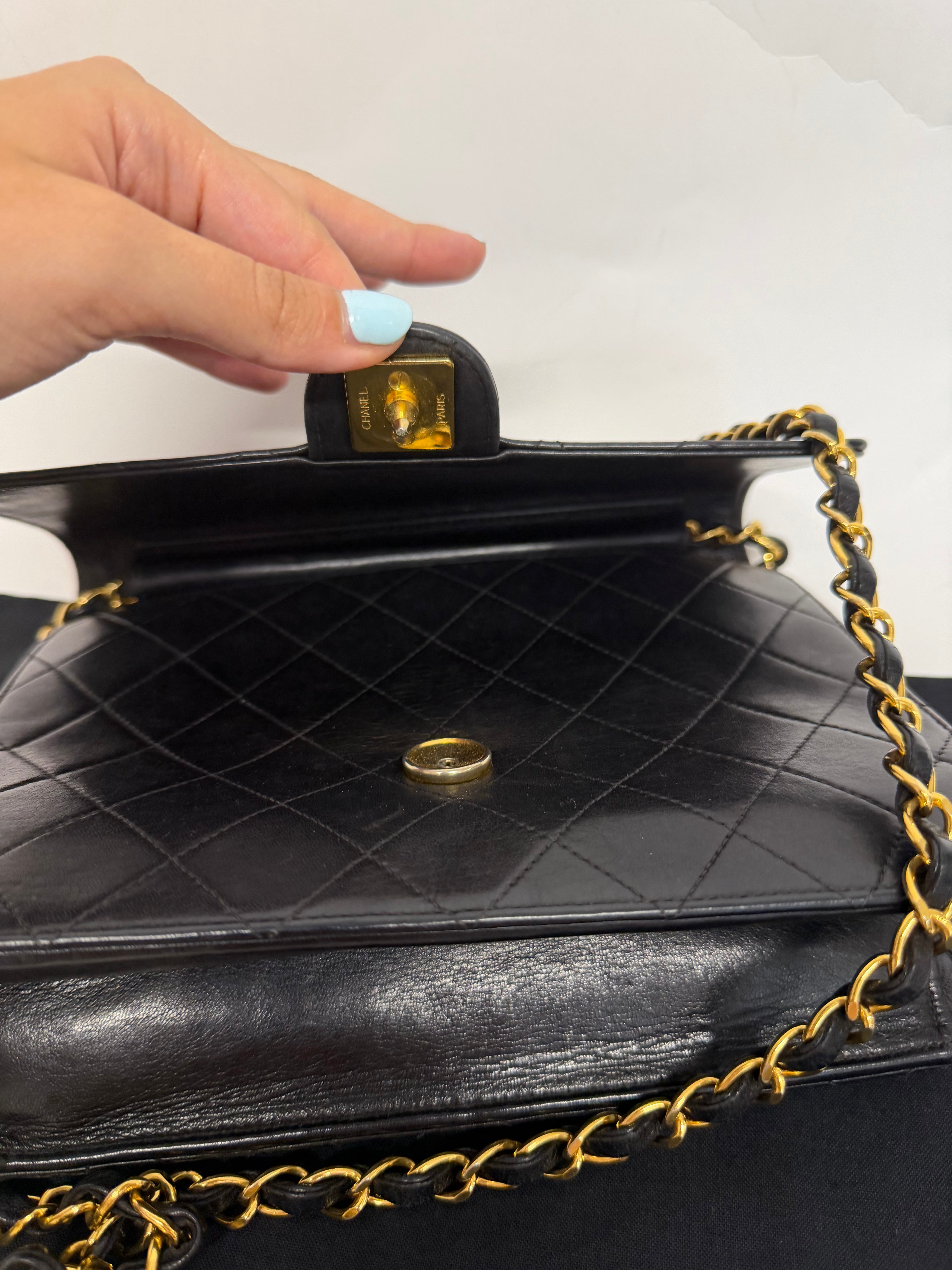 Chanel timeless Push Lock 22 Matelassé Cadena Piel Cordero Negra