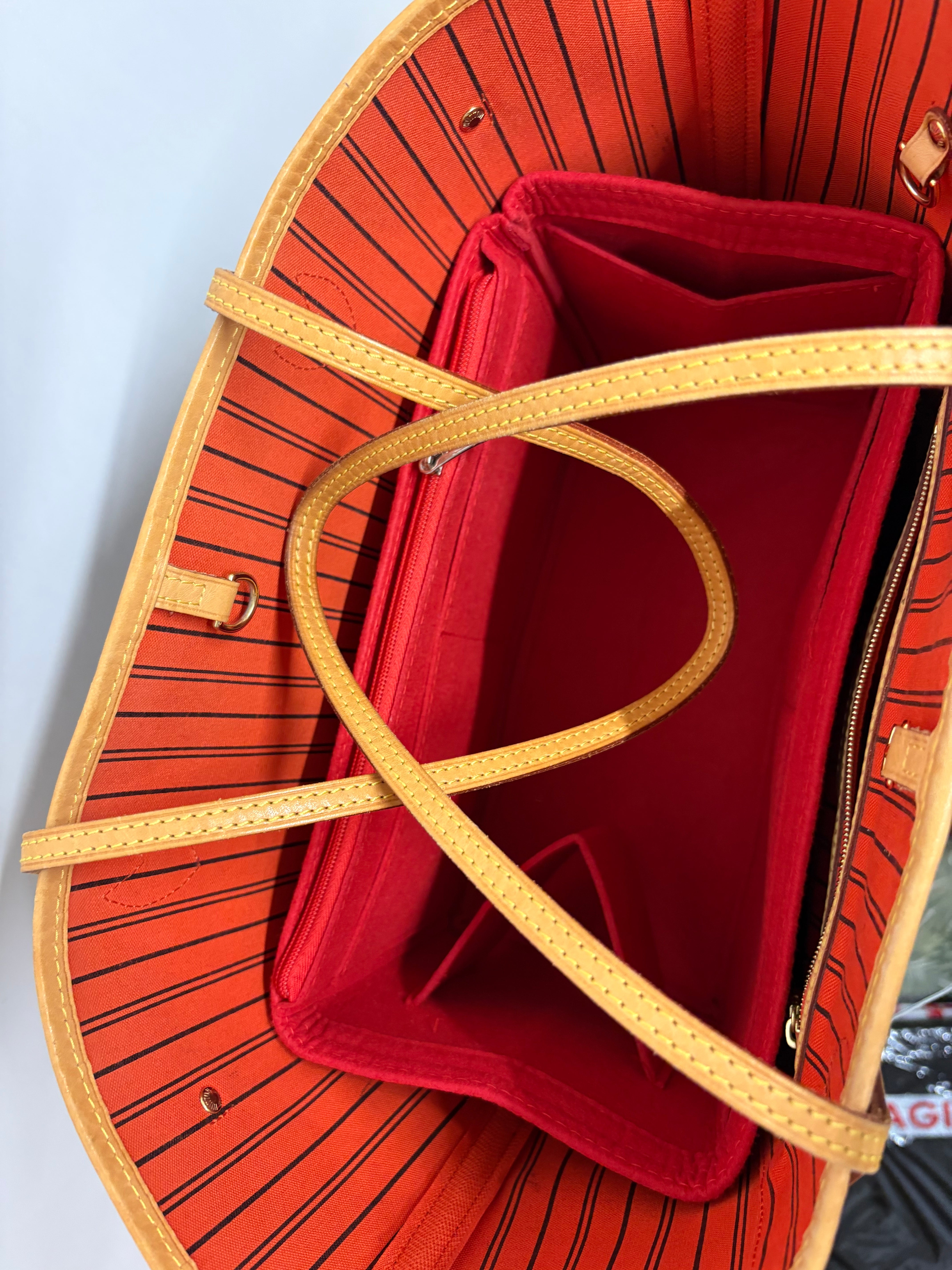 Louis Vuitton Neverfull MM Monogram Interior rojo