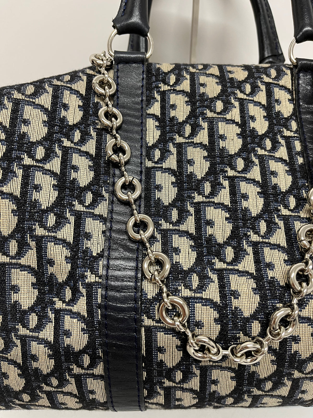 Christian Dior Boston 30 Lona Trotter con Interior en Tela y Bandolera de Borlas