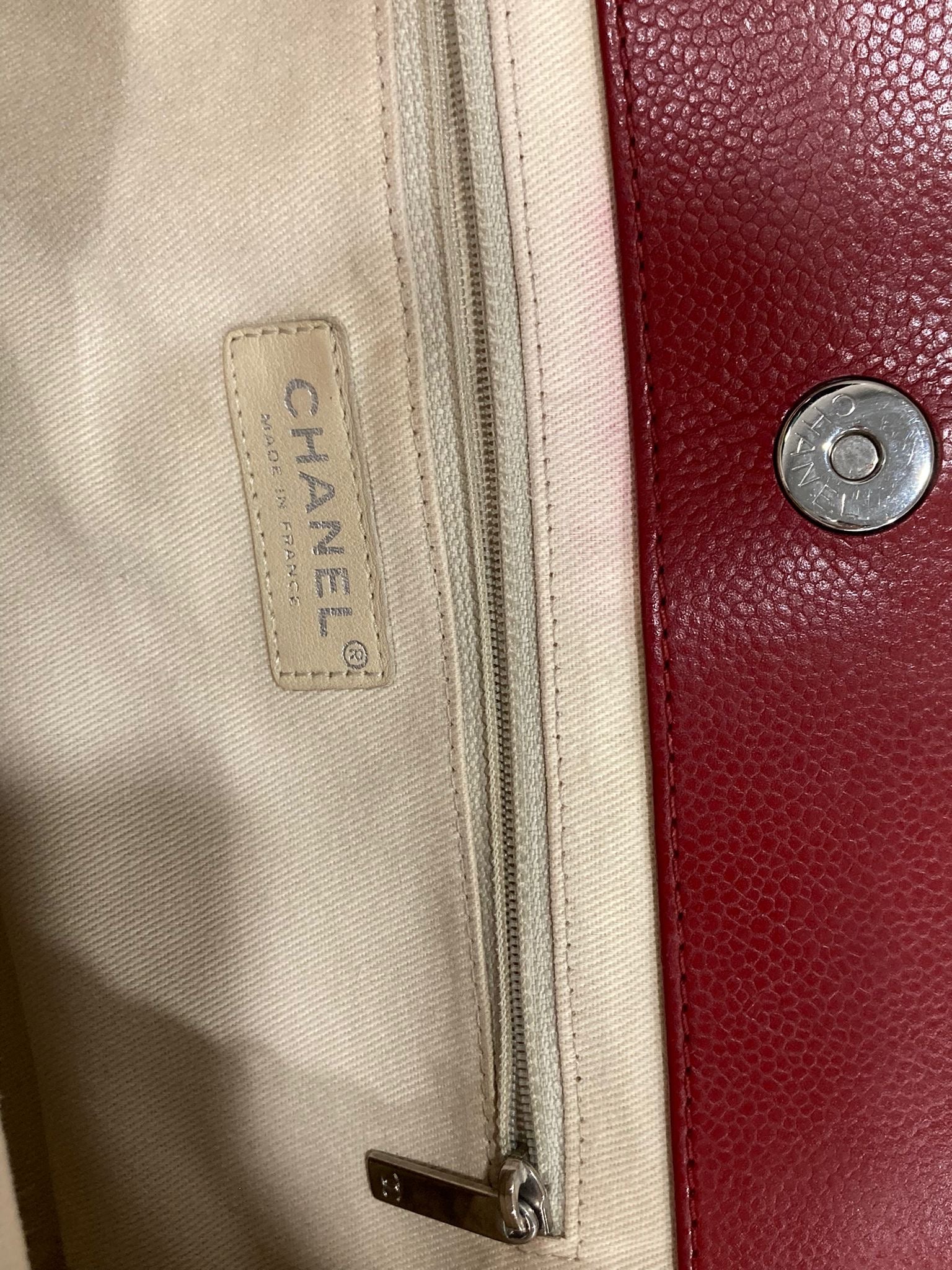 Chanel CC Chain Tote acolchado en piel caviar roja