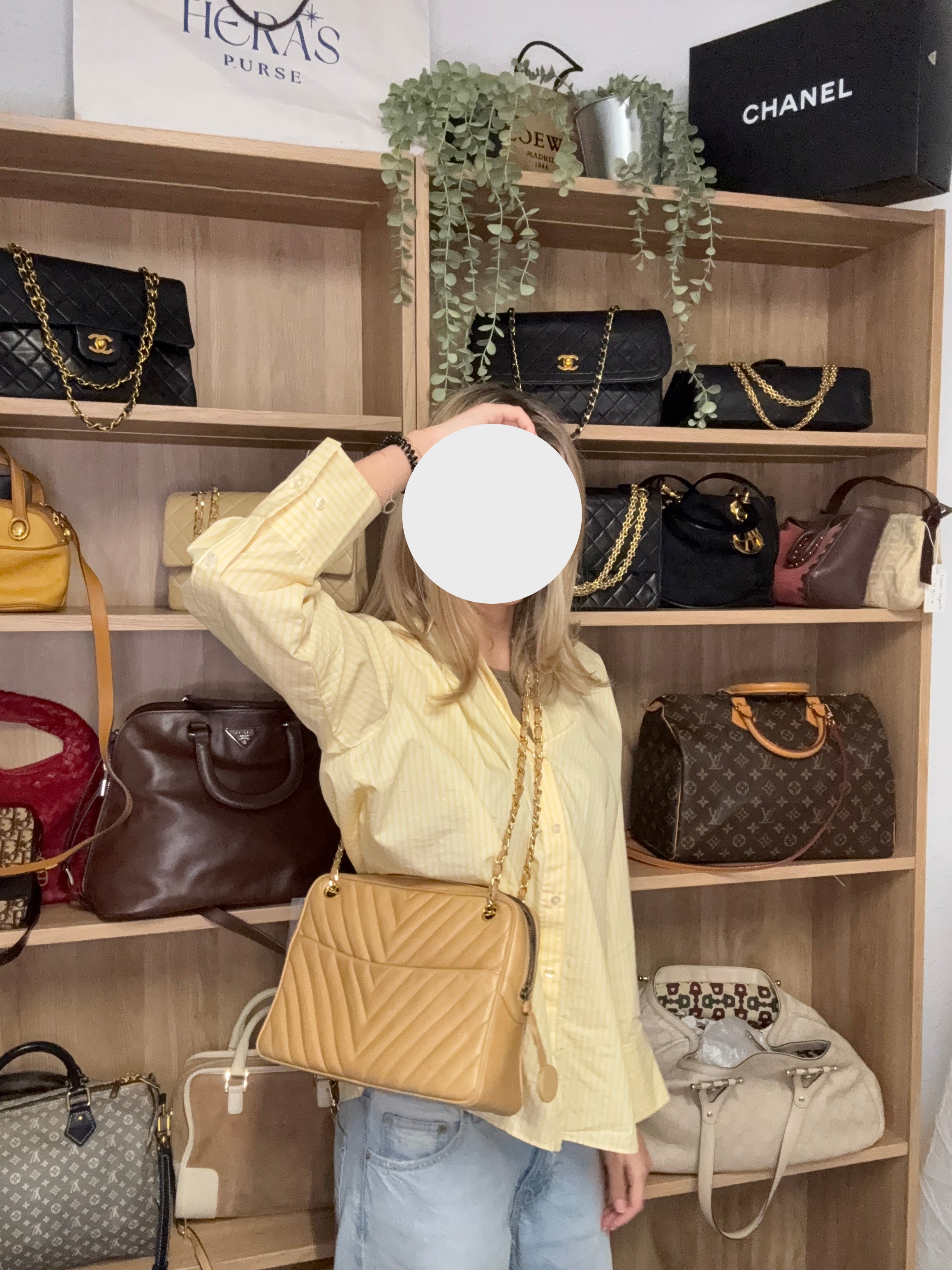 CHANEL V-Stitch Shoulder Bag Piel beige acolchada Chevron