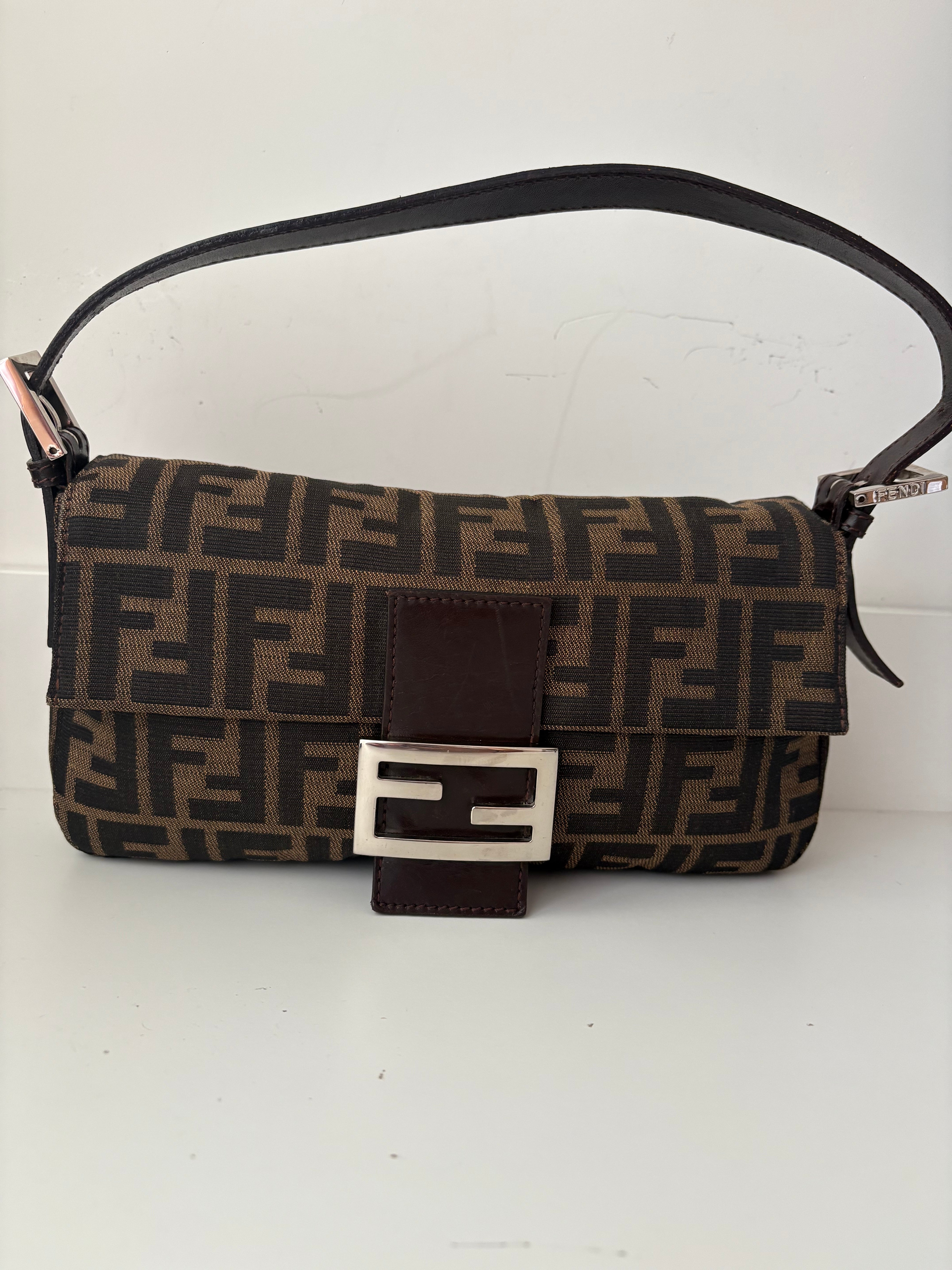 Fendi Baguette Clásica Vintage en canvas Zucca marrón con herrajes plateados