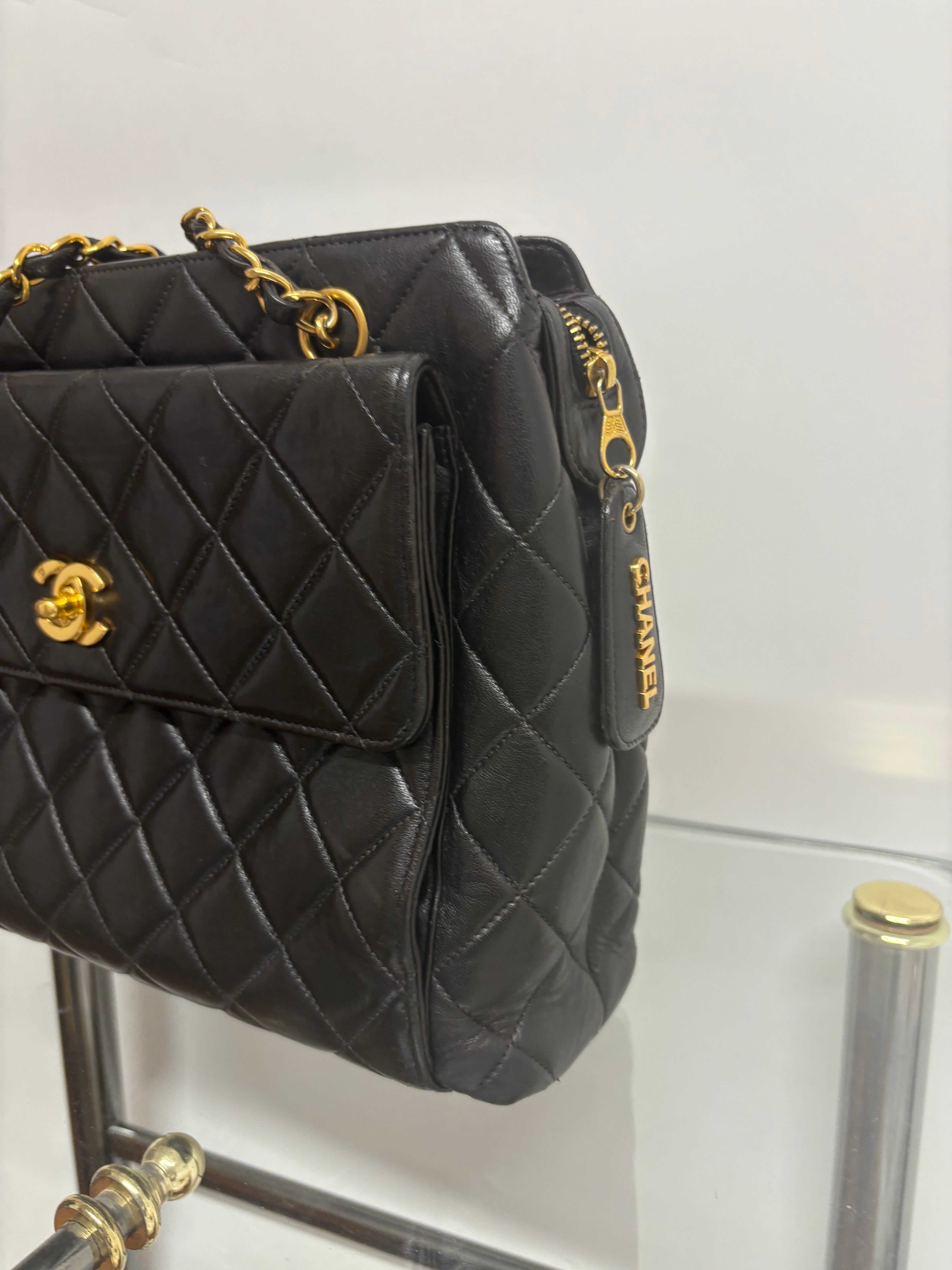 Chanel matelassé turn lock negro piel cordero cadena de hombro