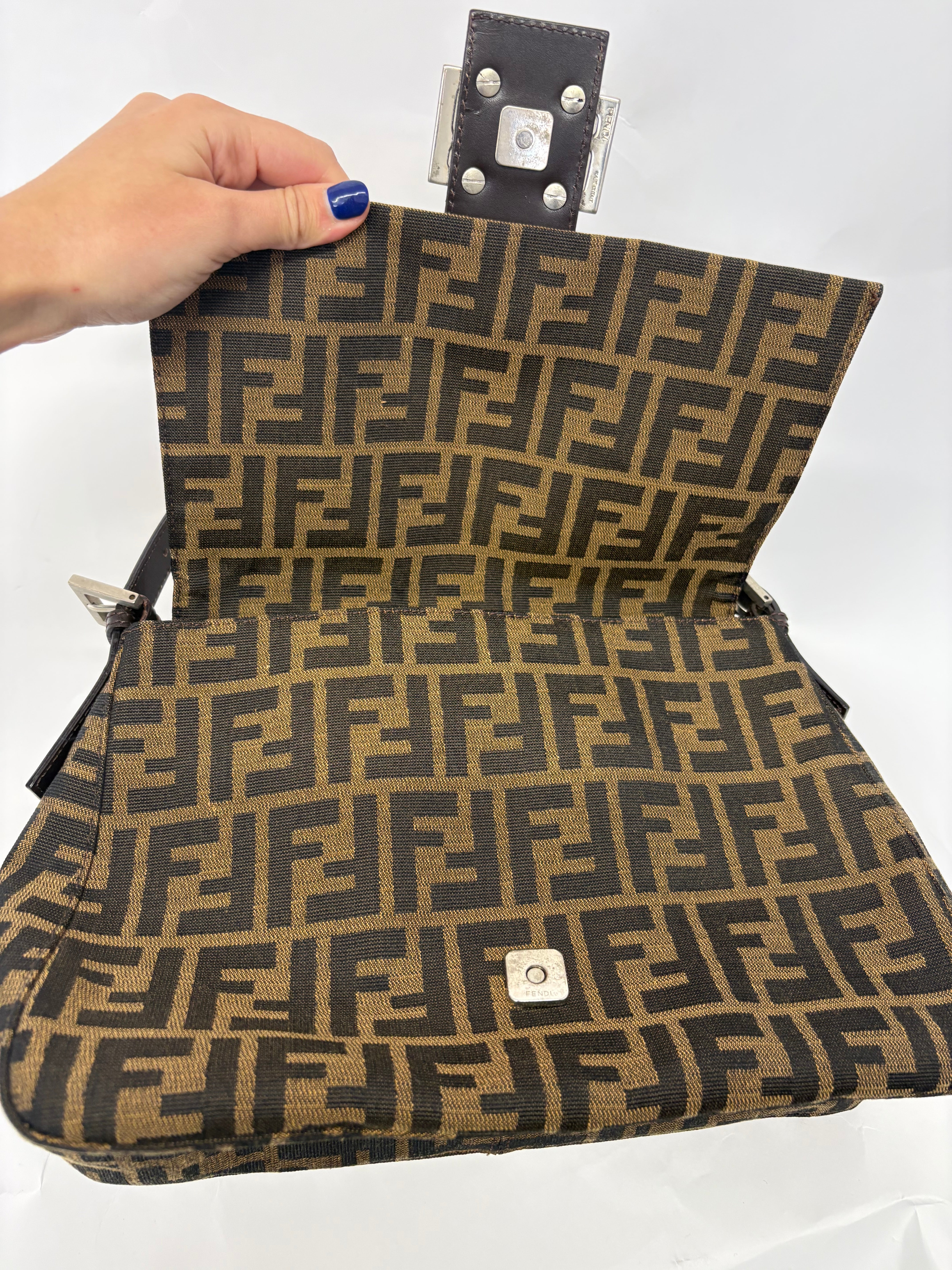 Fendi Mamma Baguette Zucca Canvas Marrón – Iconic FF