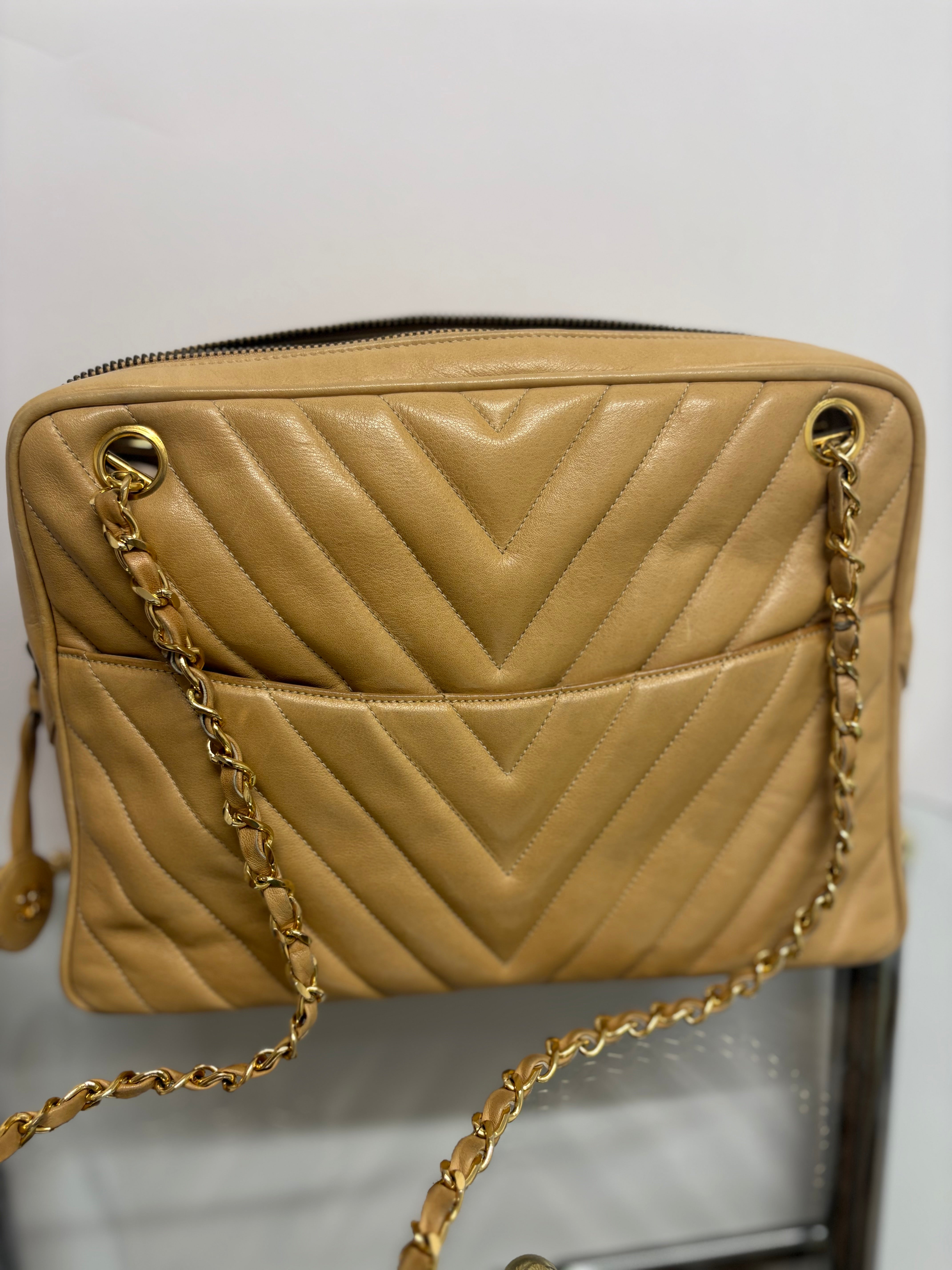 CHANEL V-Stitch Shoulder Bag Piel beige acolchada Chevron