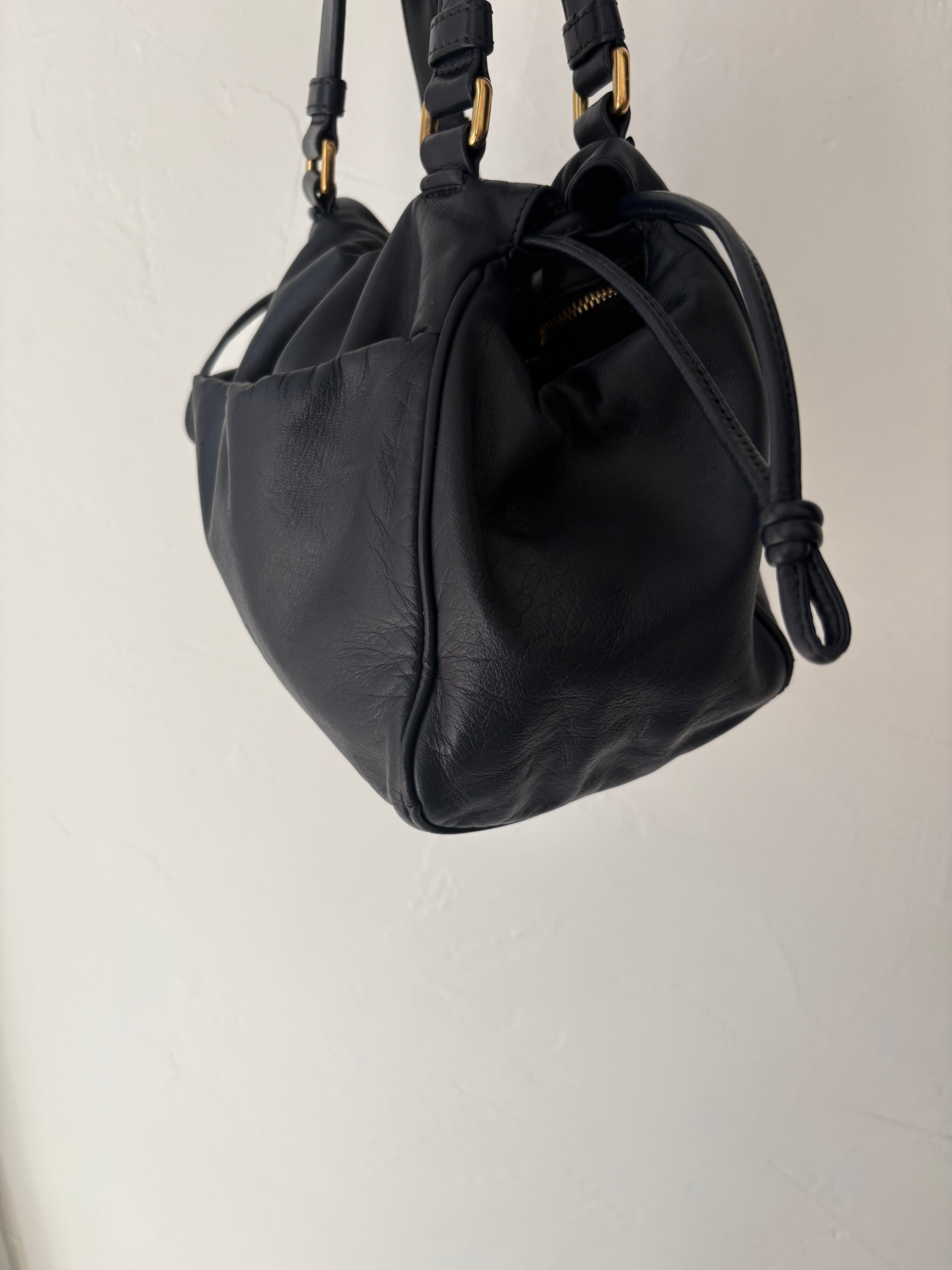 loewe bolso tipo flamenco saco en piel azul marino con bandolera