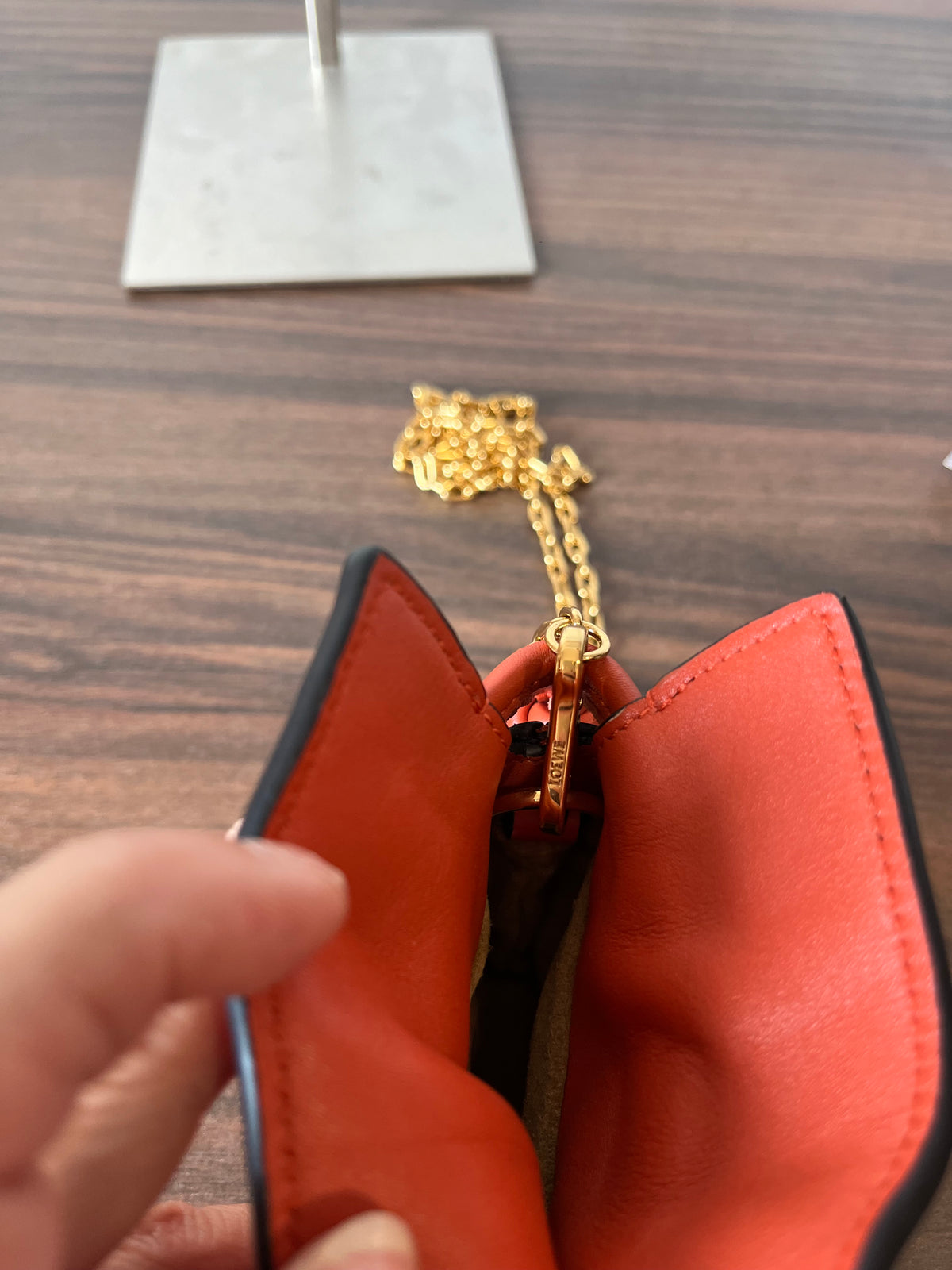 Loewe Flamenco Nano Piel Coral con Bandolera de Cadena Dorada