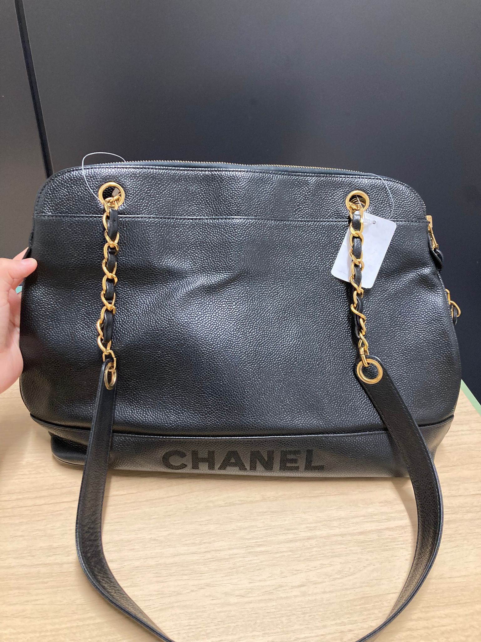 Chanel Logo Chain Tote – Piel Caviar Negra – Serie 414XXXX (ca. 1996–1997)