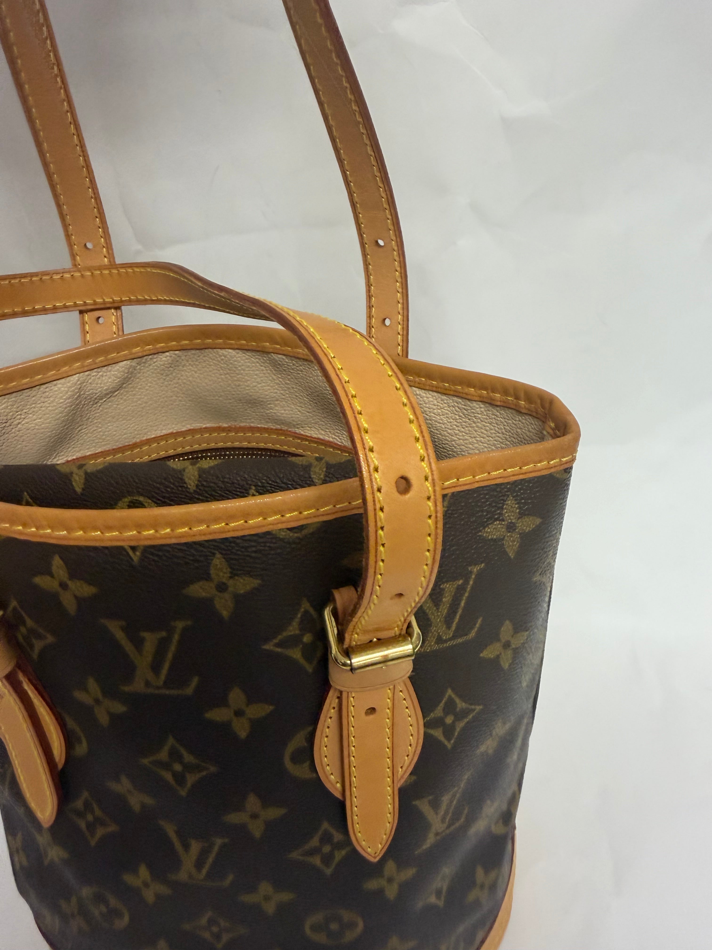 Louis Vuitton Bucket PM Monogram Canvas con pochette