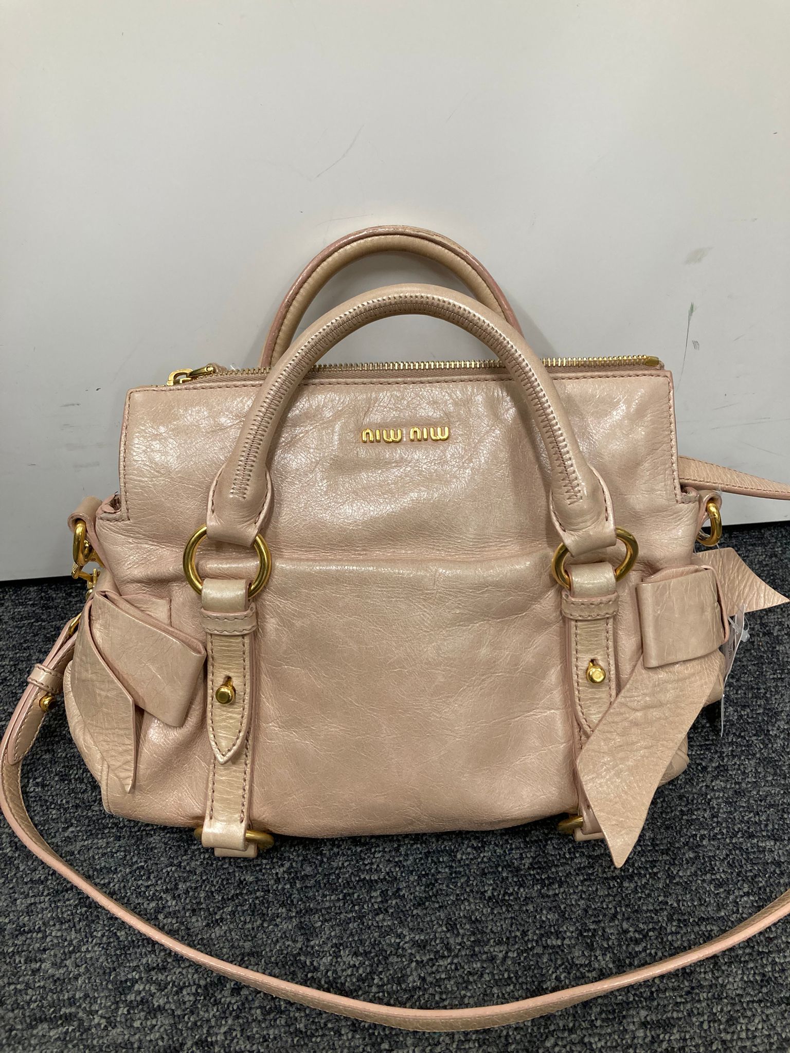 Miu Miu Vitello small rosa claro con bandolera