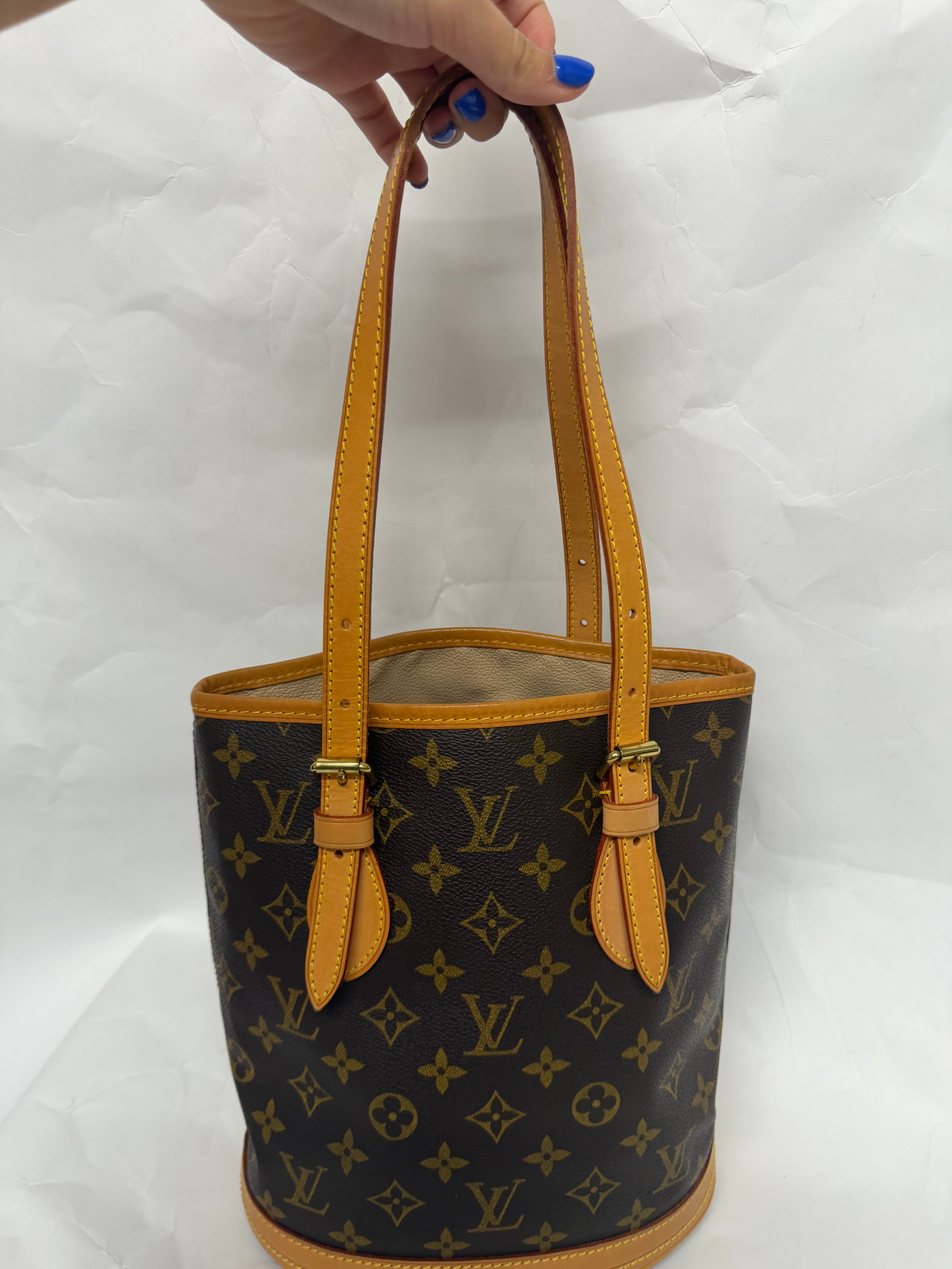 Louis Vuitton Bucket PM Monogram Canvas con pochette