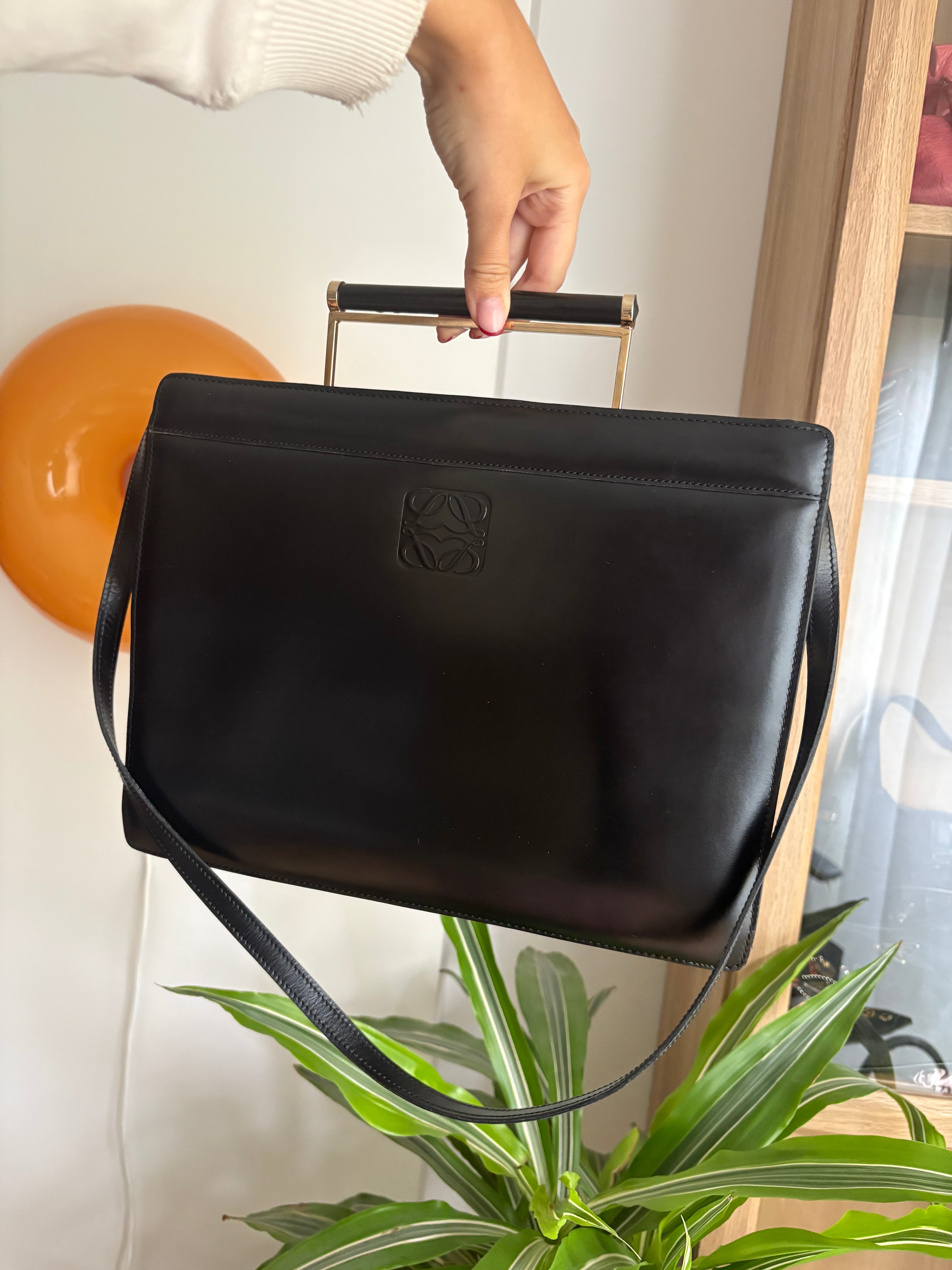 LOEWE Vintage Anagram Frame Bag en piel negra