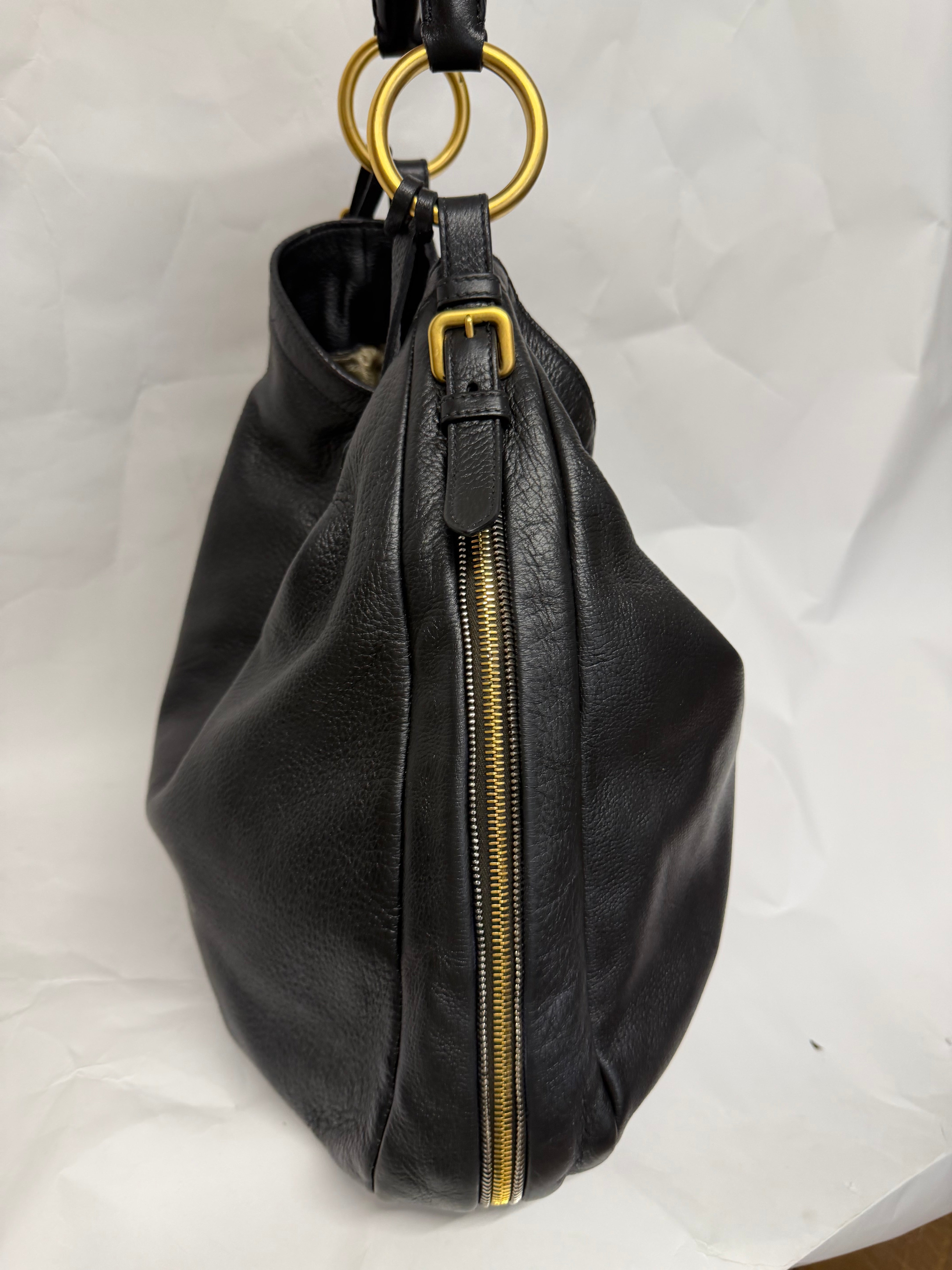 Prada Hobo Oversized en piel negra granulada