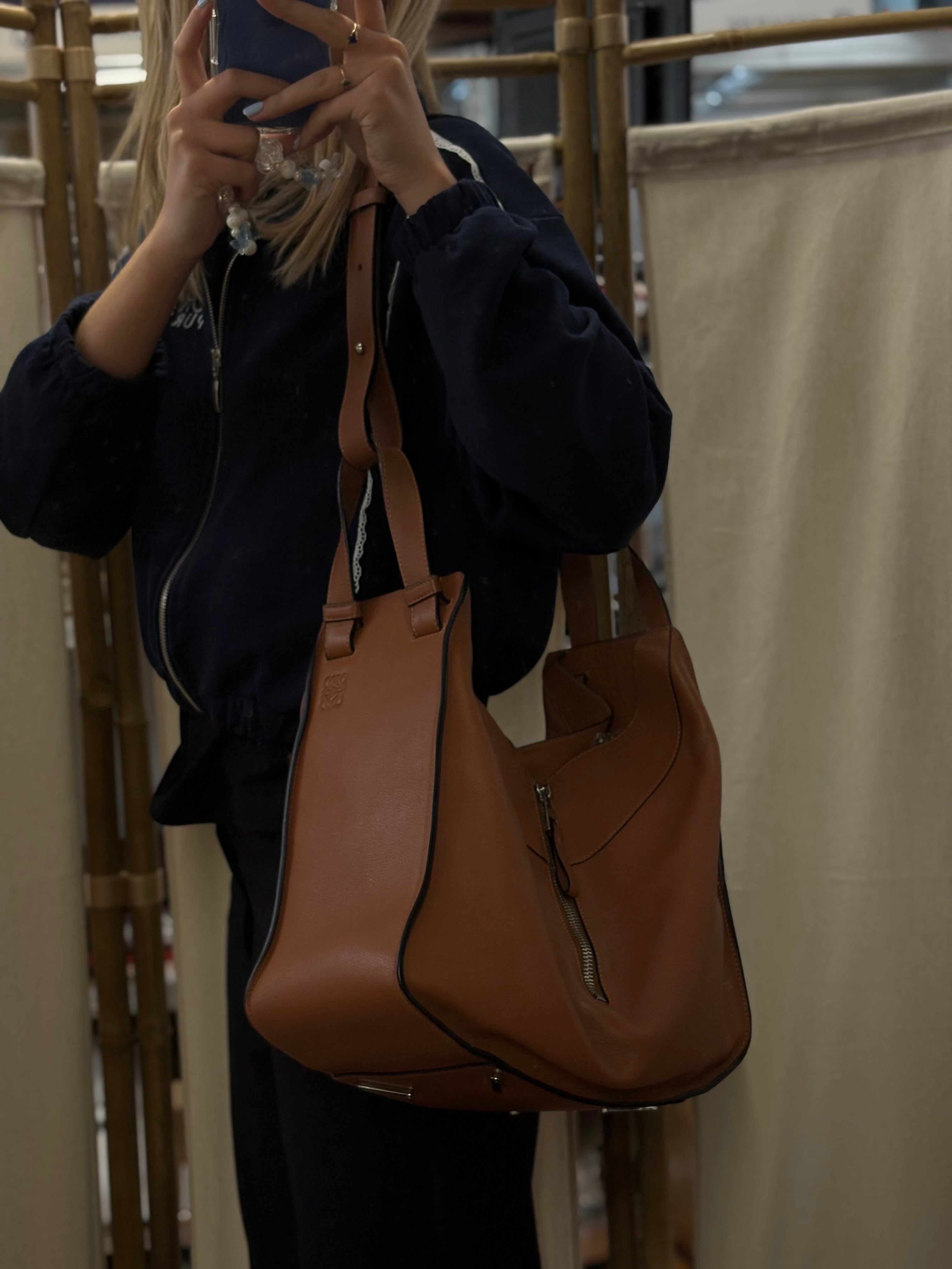 Loewe Hammock Mediano Piel Camel Con Pouch y Bandolera