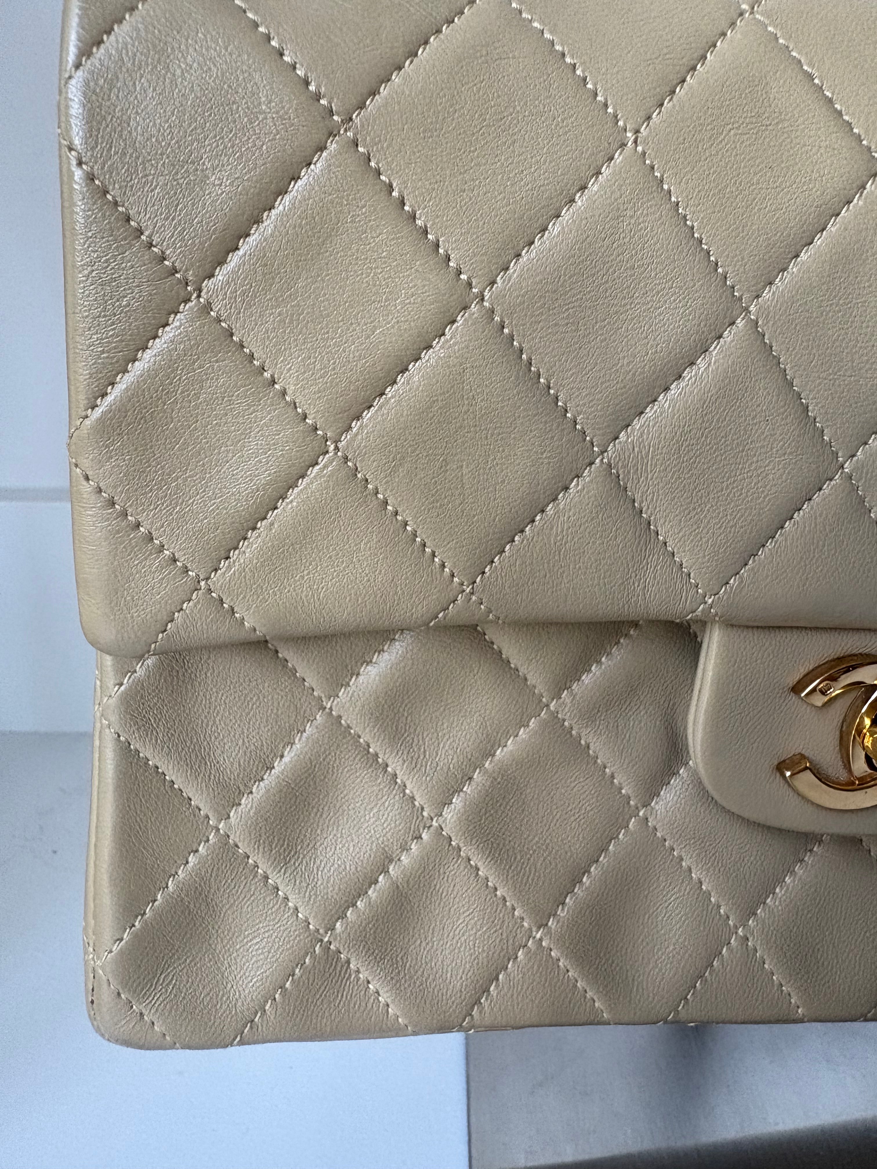 Chanel Timeless Double Flap 22 Beige en piel de cordero