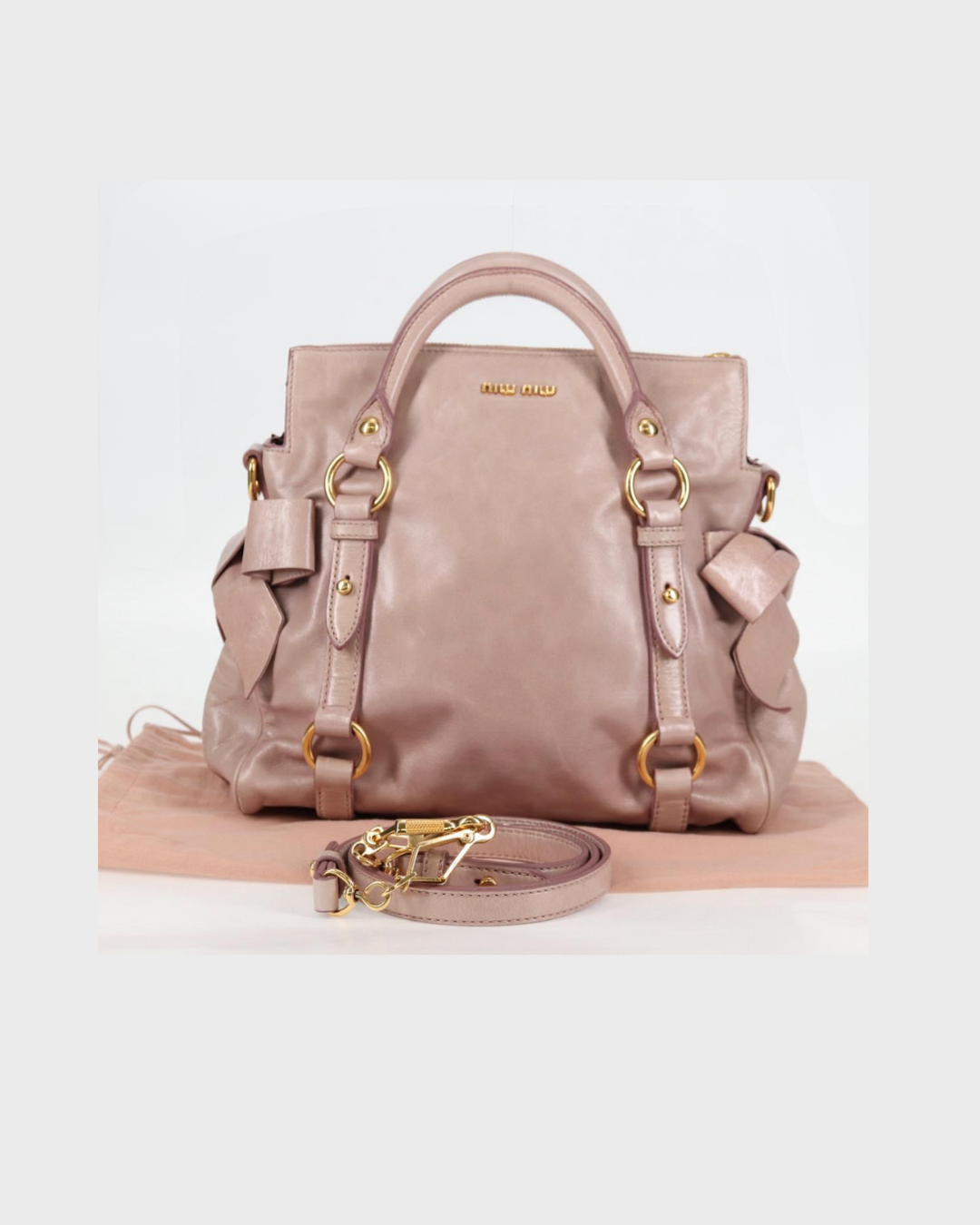 Miu Miu modelo Vitello en piel rosa con bandolera