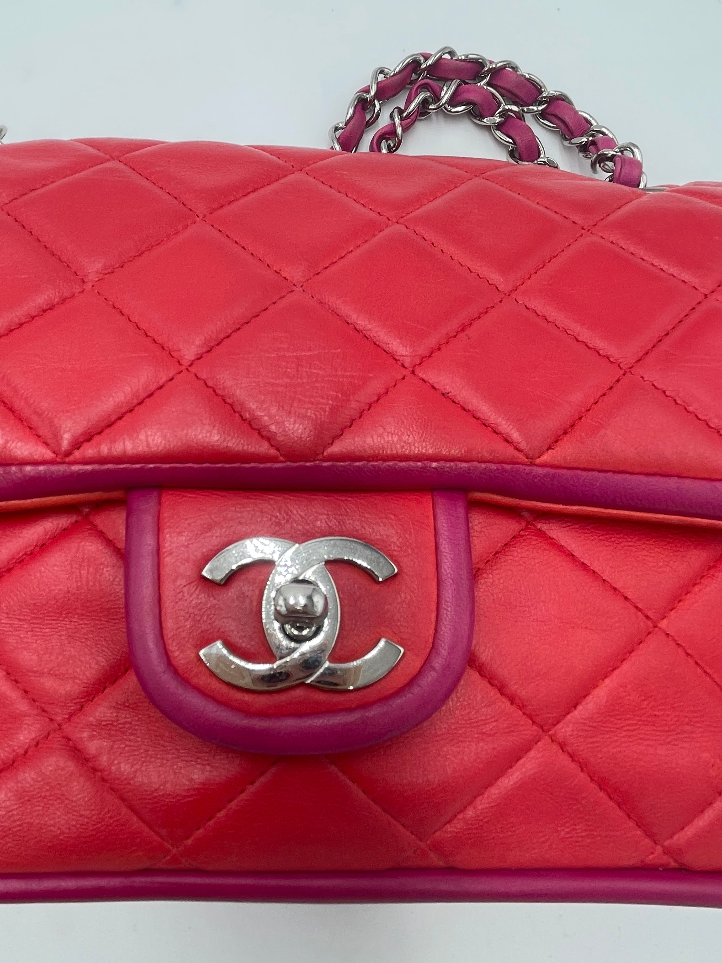 Chanel classic double flap 25 rojo con ribete rosa