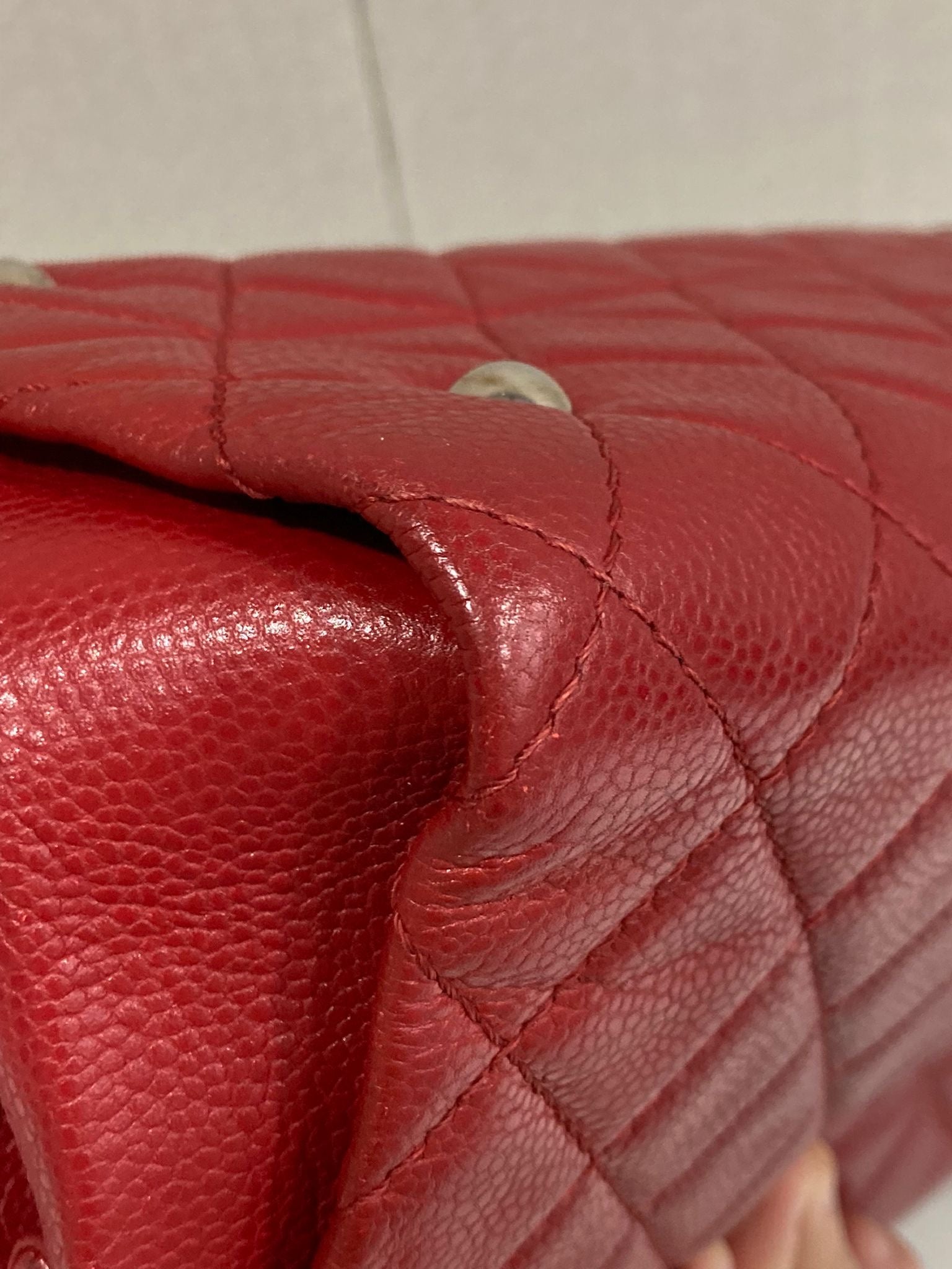 Chanel CC Chain Tote acolchado en piel caviar roja
