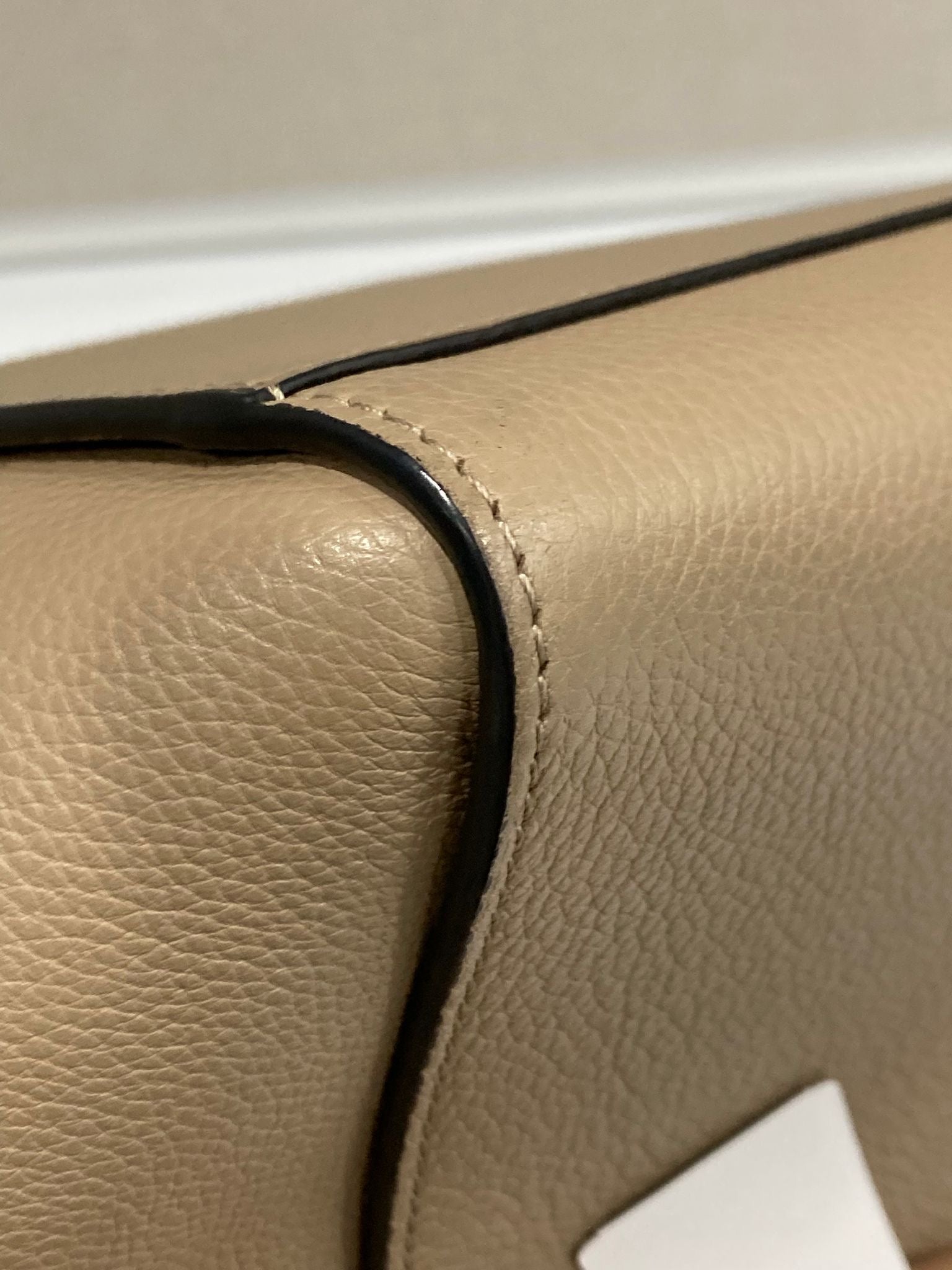 Loewe Hammock Compact en piel de ternera graneada beige