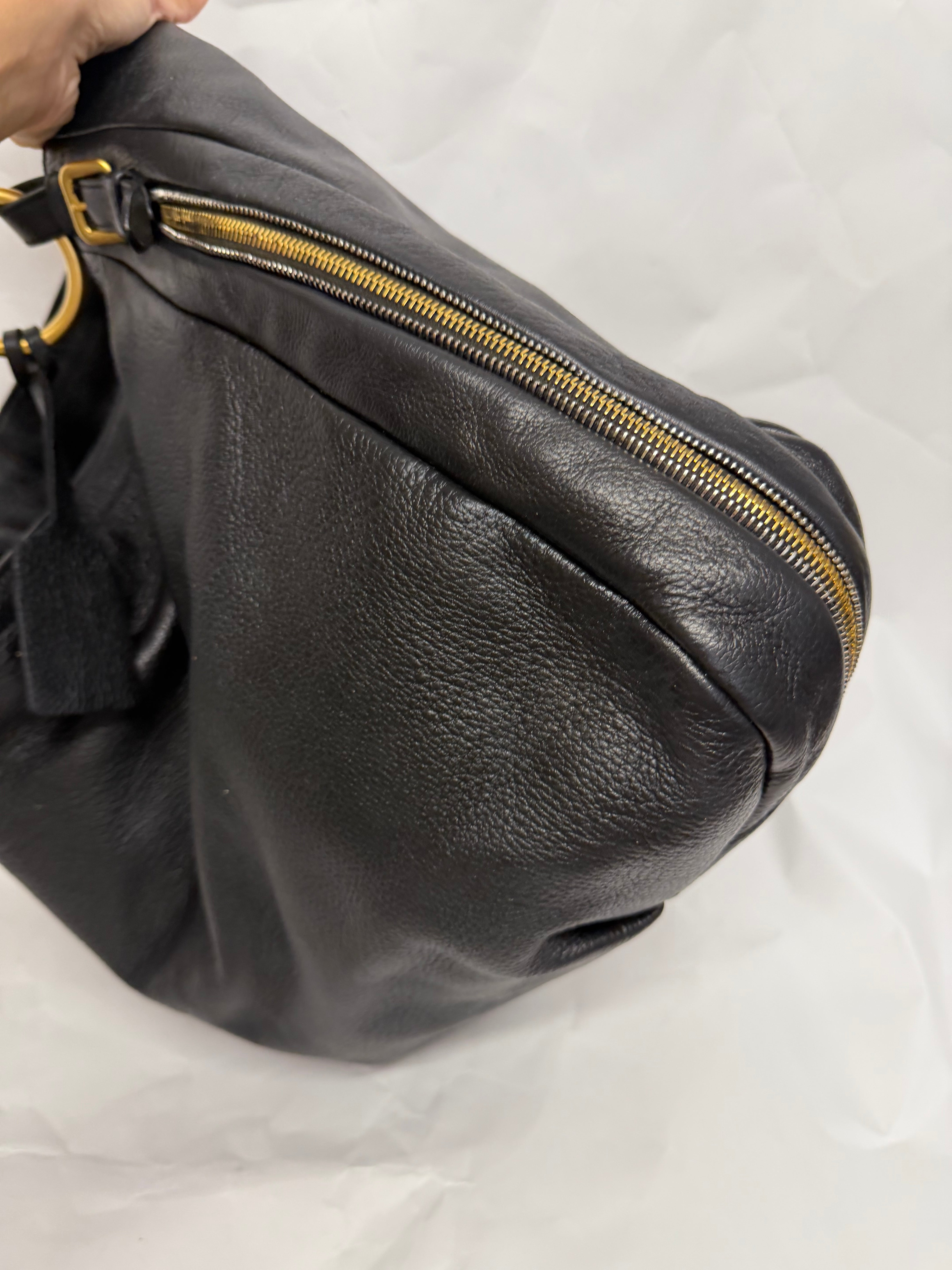 Prada Hobo Oversized en piel negra granulada
