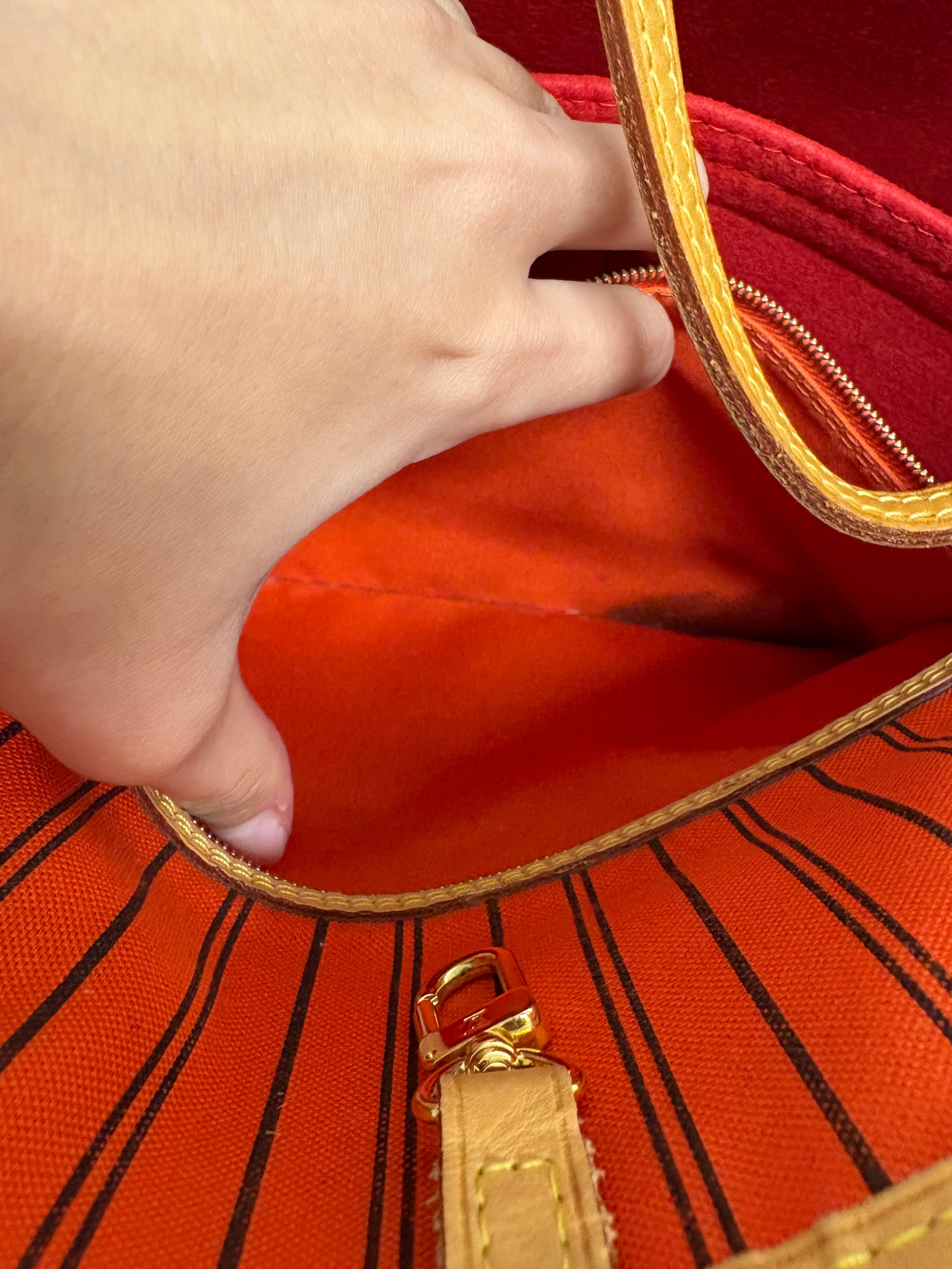 Louis Vuitton Neverfull MM Monogram Interior rojo