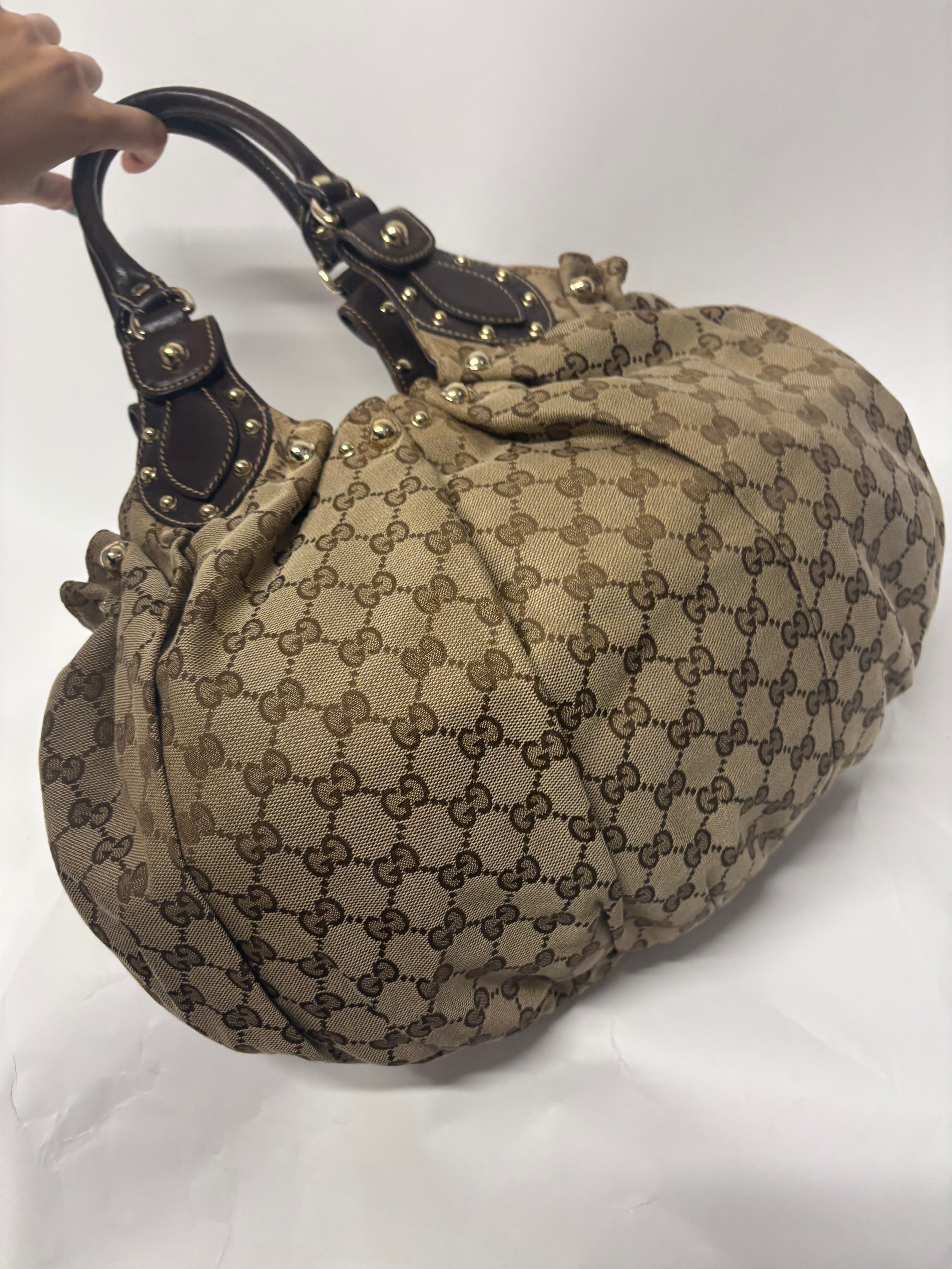 Gucci Pelham Tote GG Supreme Beige con Asas de Piel Marrón y Tachuelas Doradas mediano