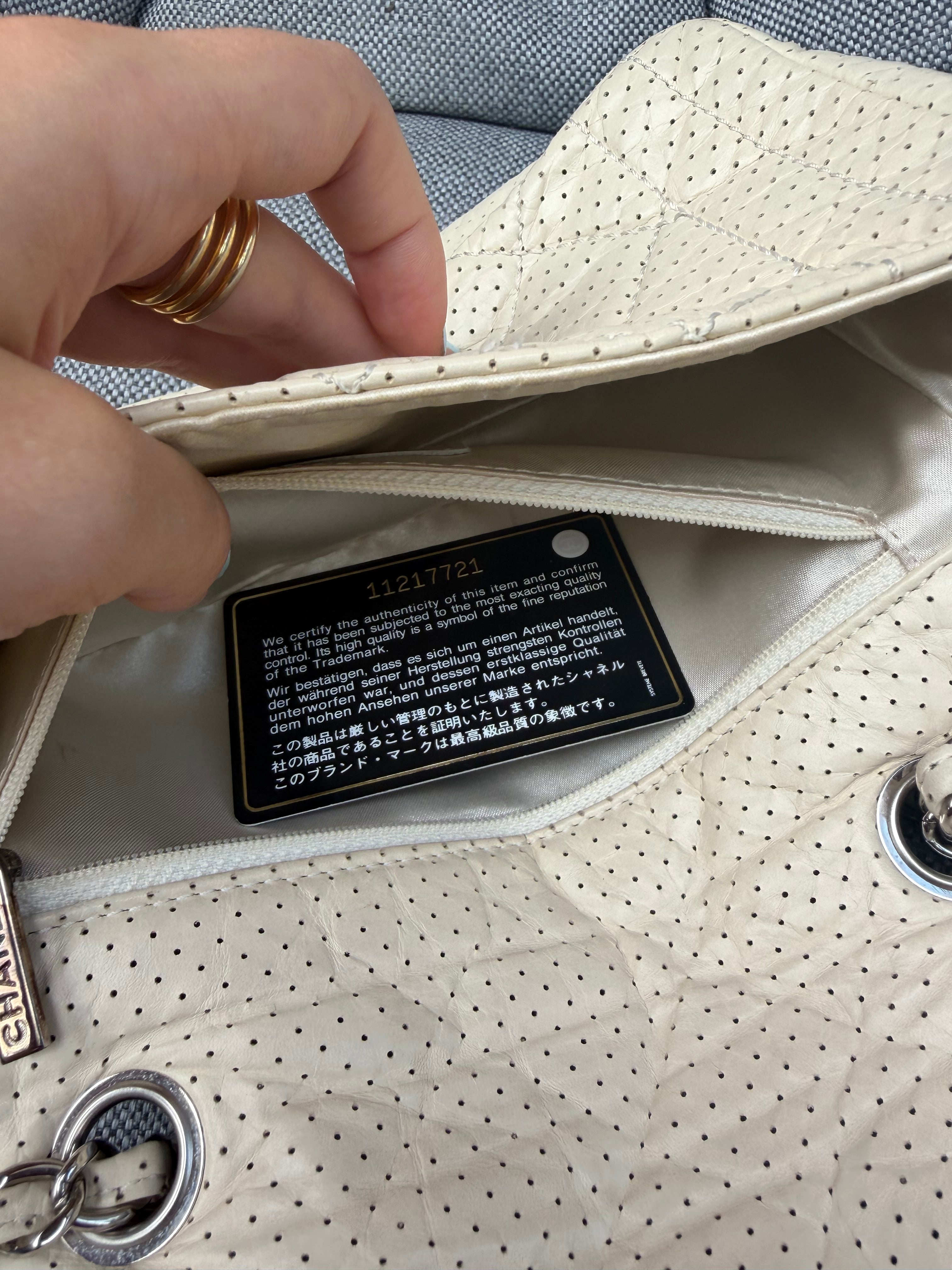 Chanel One Flap Small · Piel Perforada Marfil · Herrajes Plata