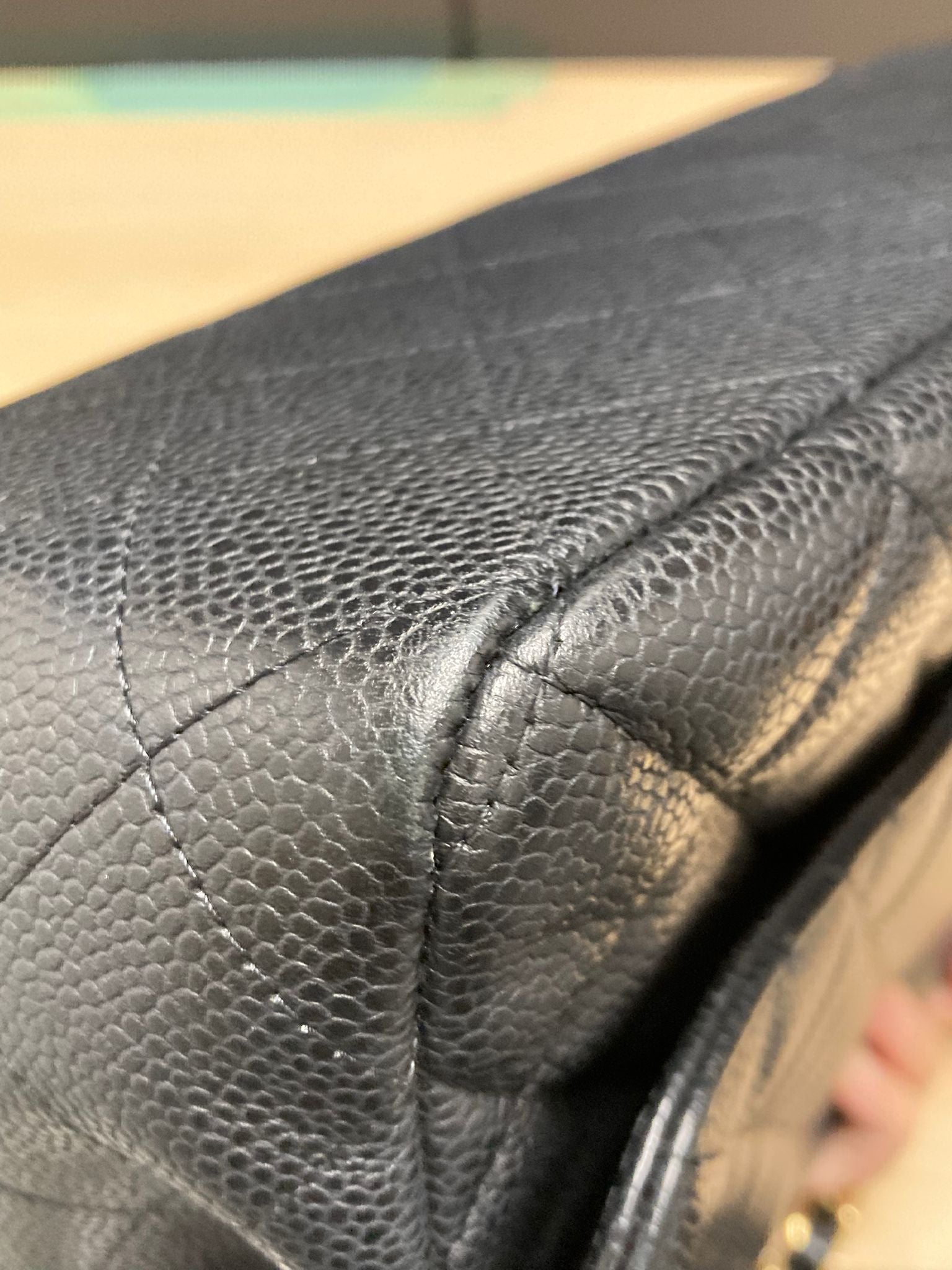 Bolso Classic Flap 30 en piel caviar negra con herrajes dorados