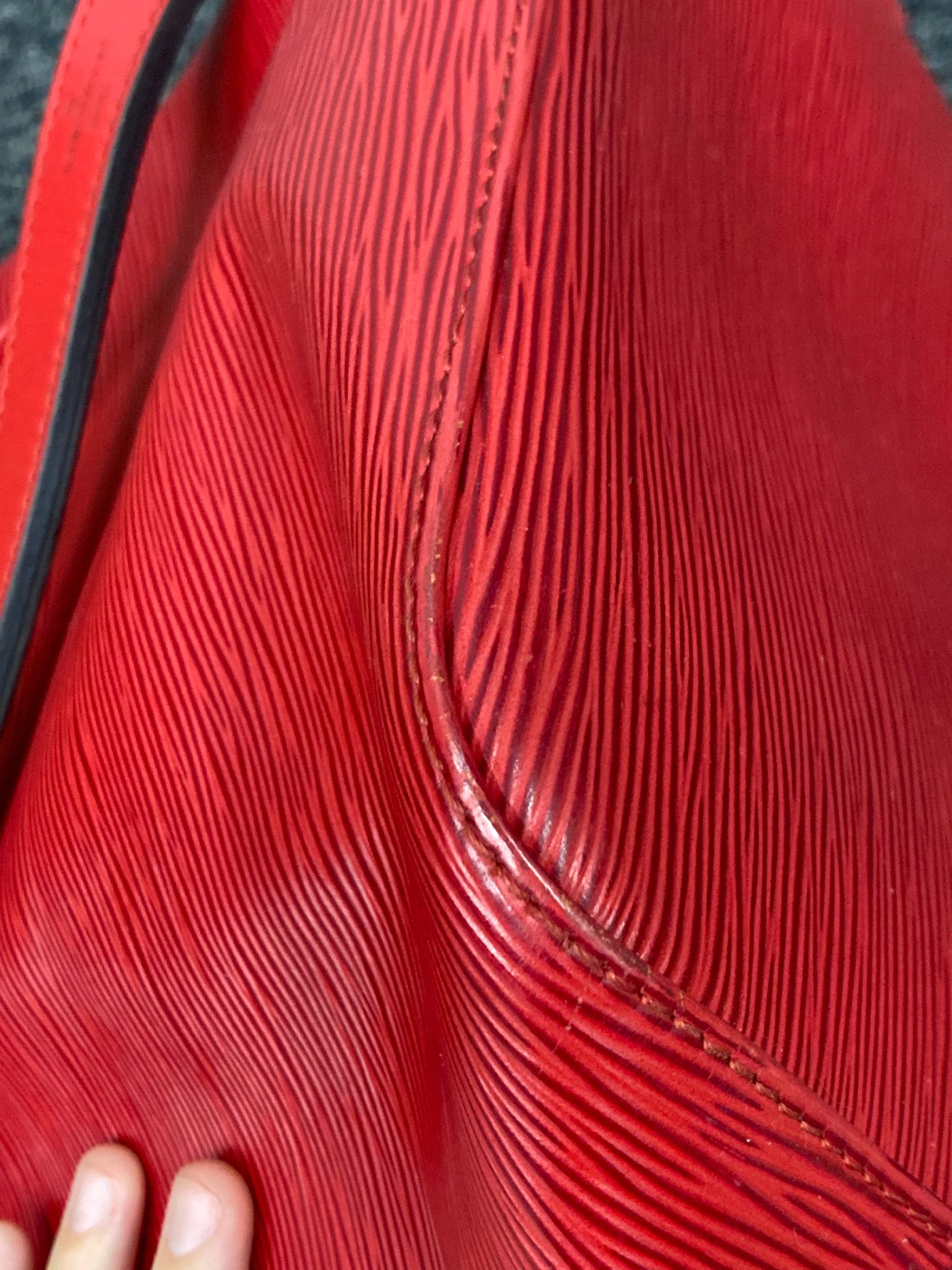 Louis Vuitton Noé Petit en piel Epi roja