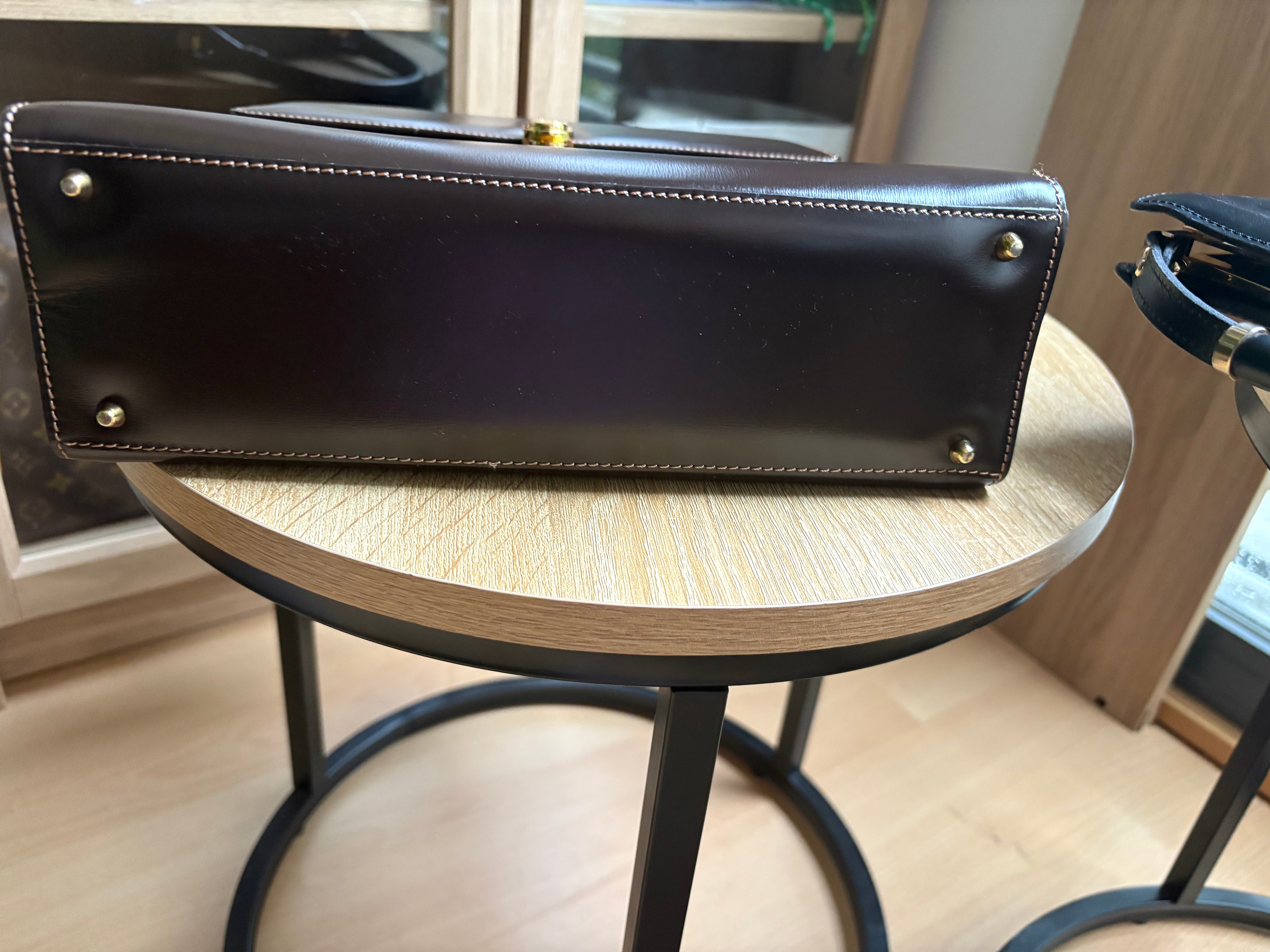 Bolso vintage Loewe de piel marrón oscuro con asa rígida y bandolera