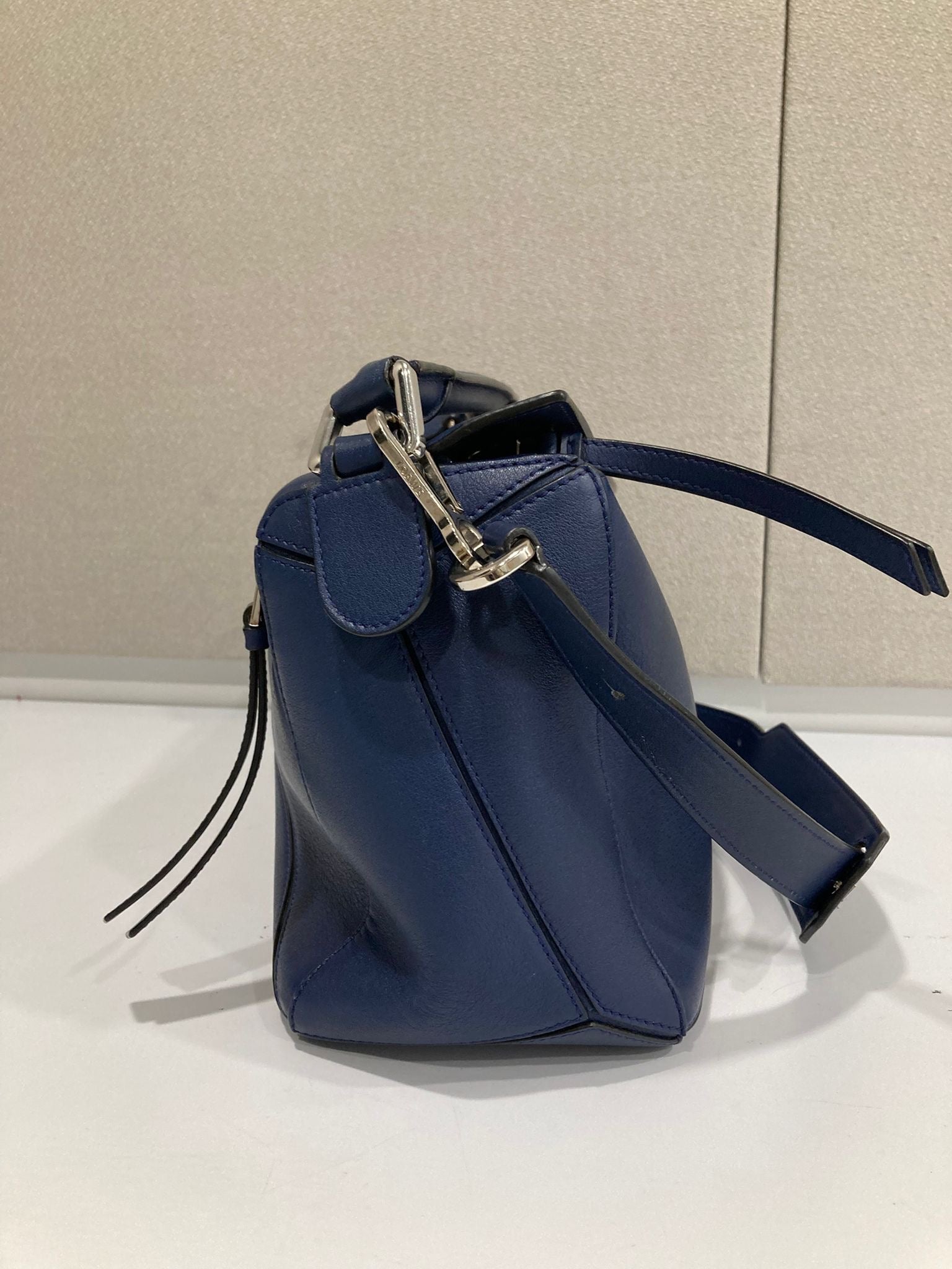 Loewe puzzle mediano azul oscuro