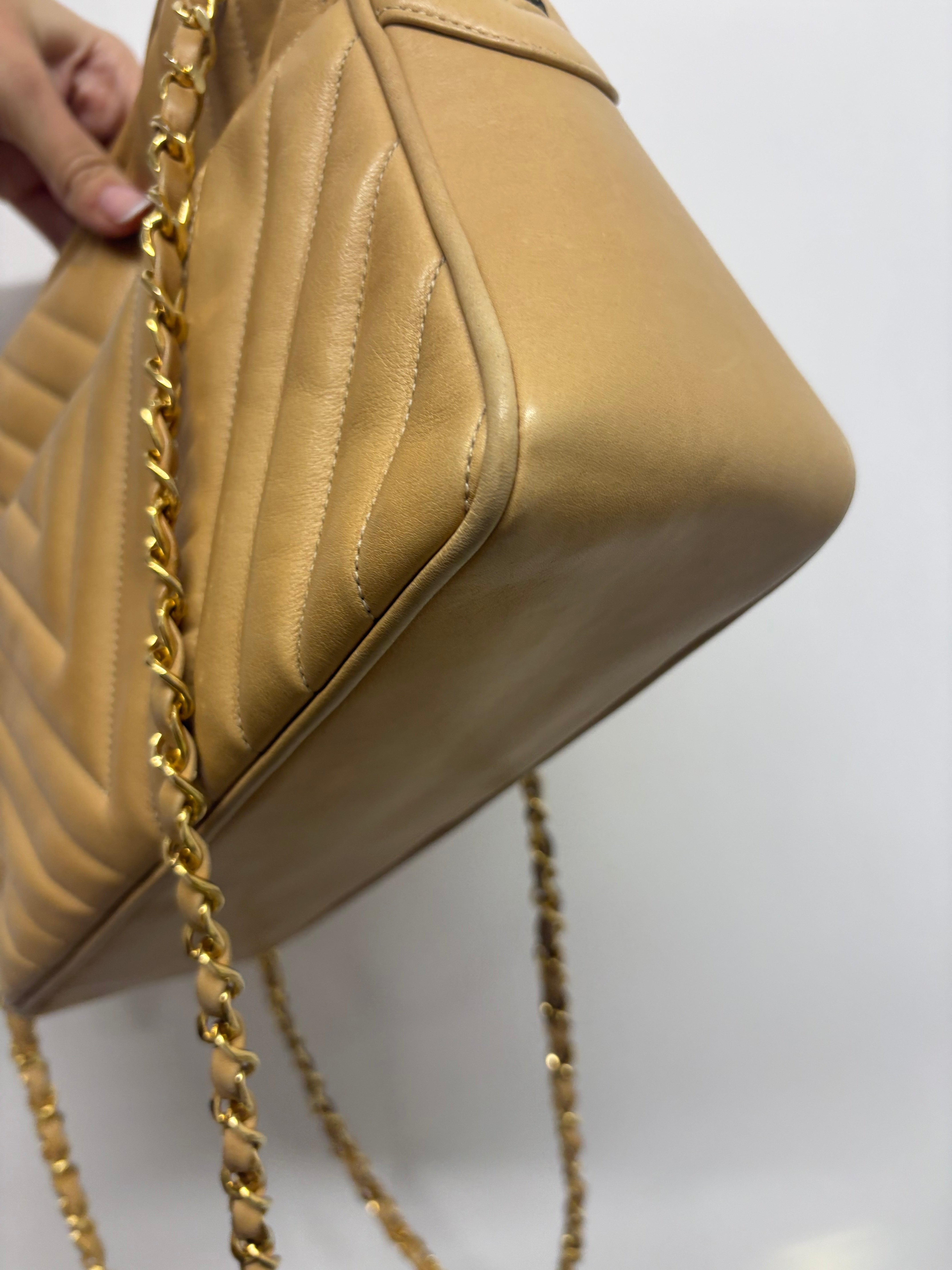 CHANEL V-Stitch Shoulder Bag Piel beige acolchada Chevron