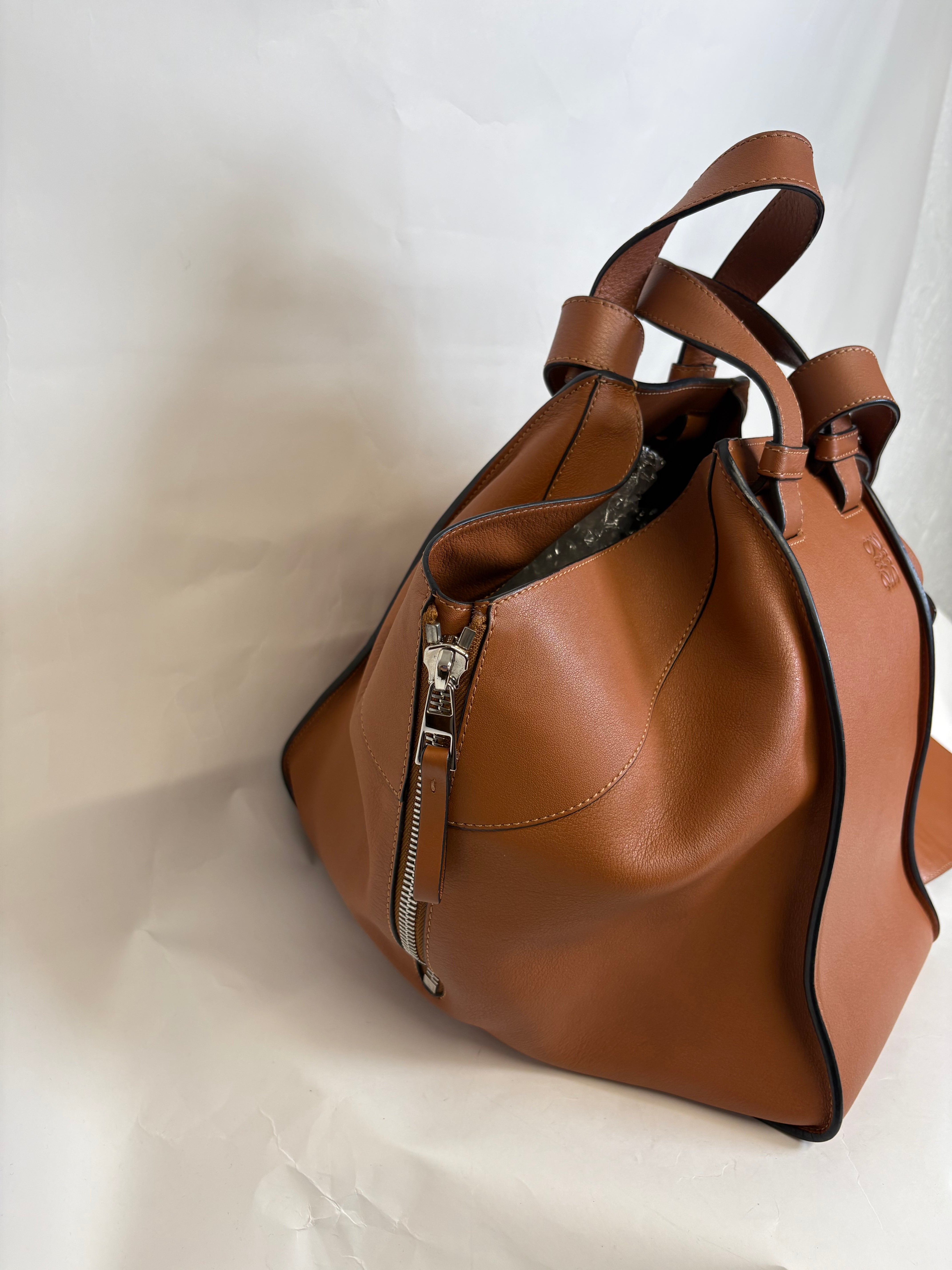 Loewe Hammock Mediano Piel Camel Con Pouch y Bandolera