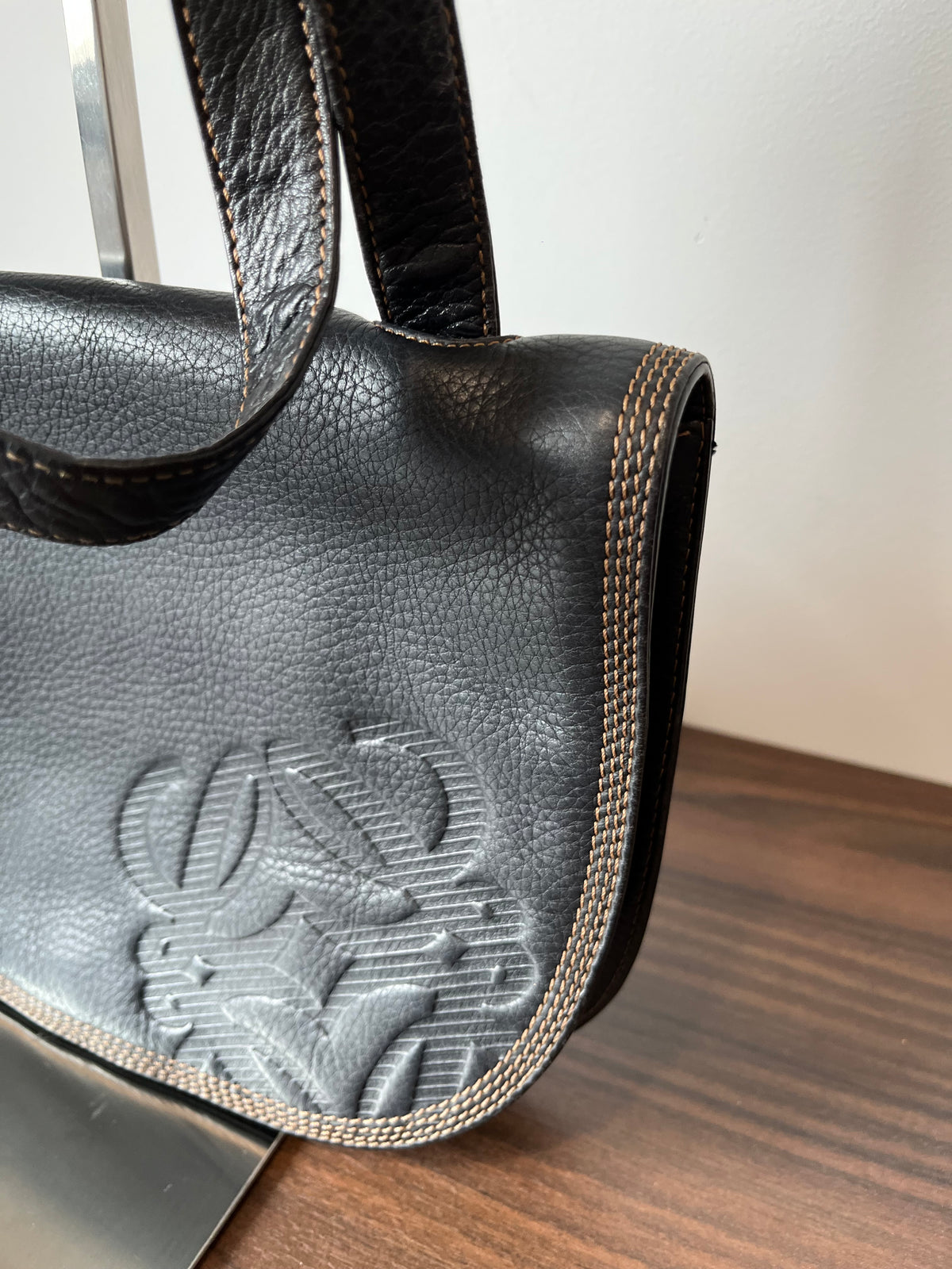 Loewe Heritage Vintage Bandolera Piel Negra con Anagrama en Relieve