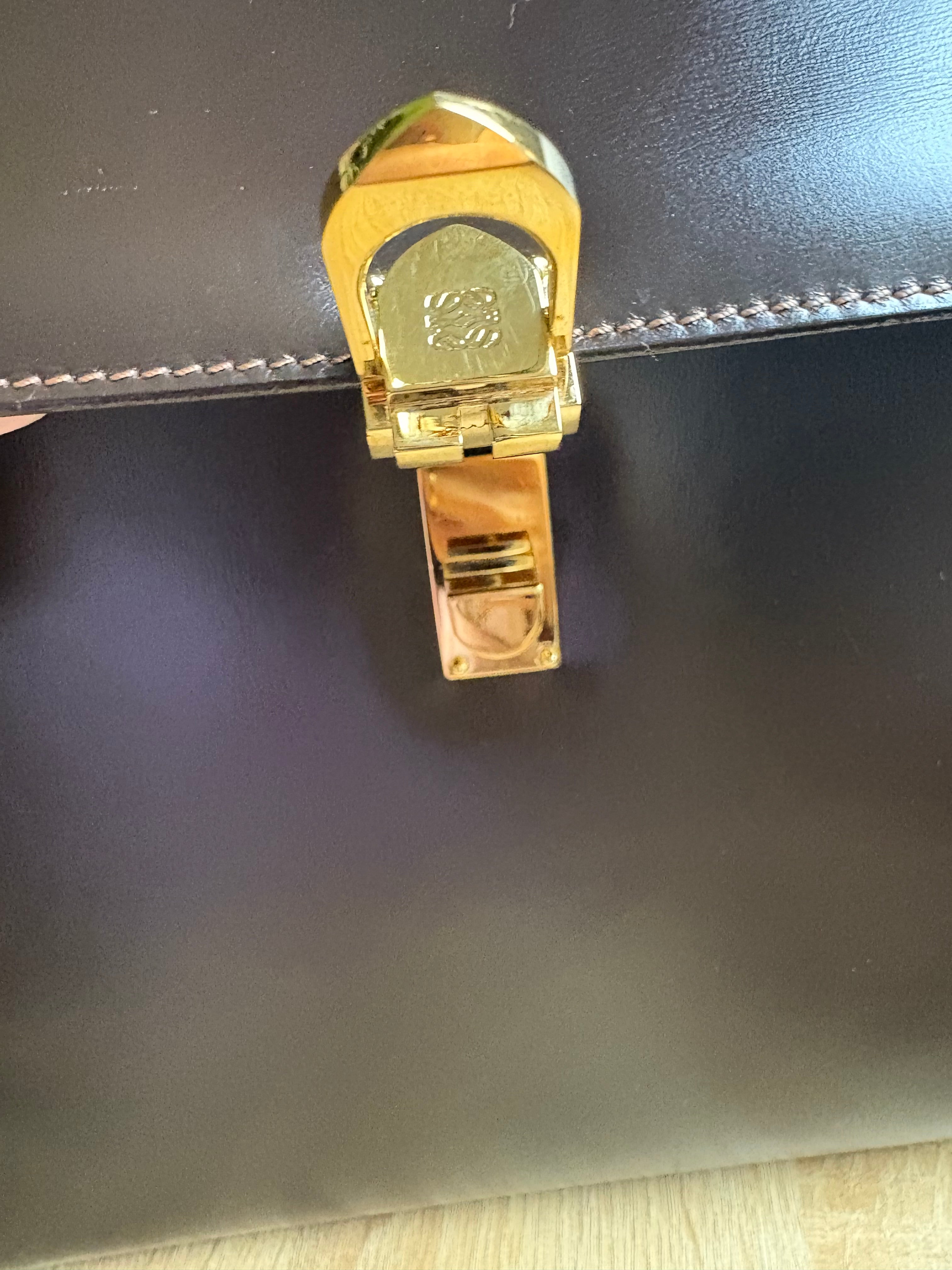 Bolso vintage Loewe de piel marrón oscuro con asa rígida y bandolera